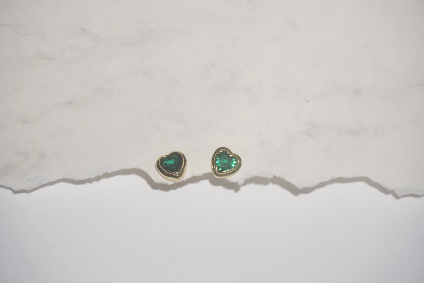 Aretes de Corazón Verde con Dorado