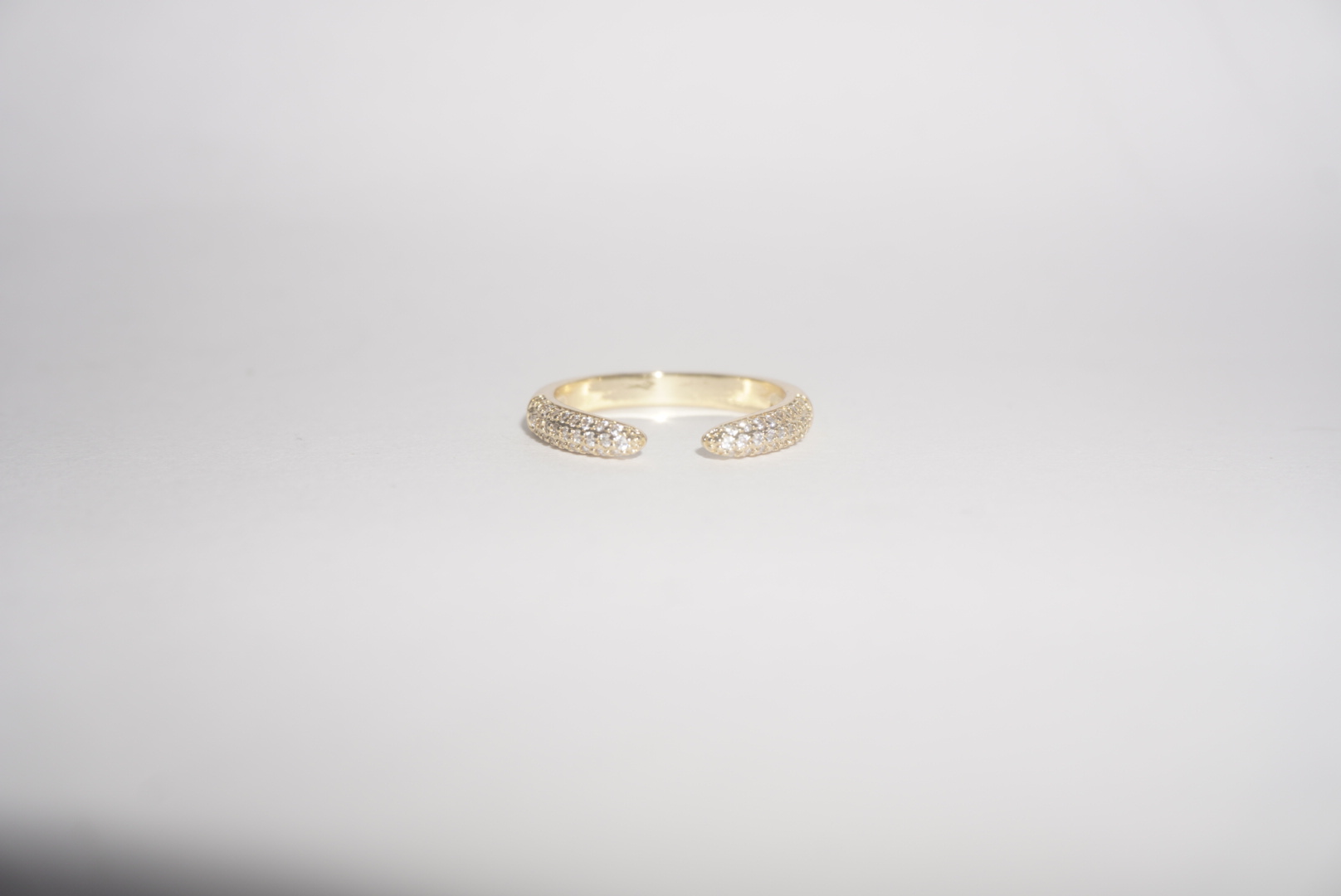 Anillo ajustable dorado con brillo