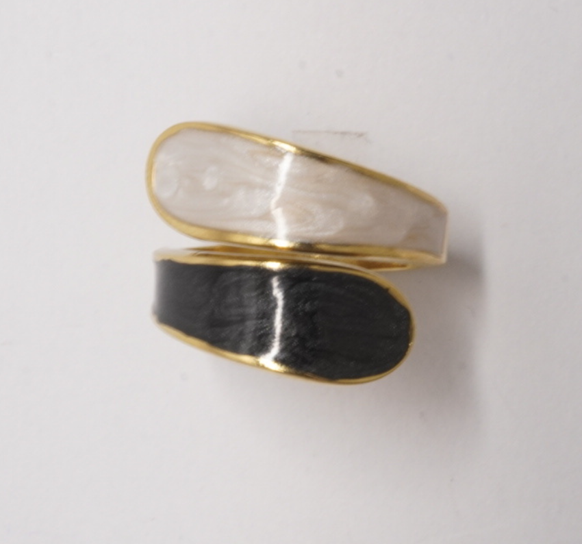 Anillo Asimétrico Blanco y Negro