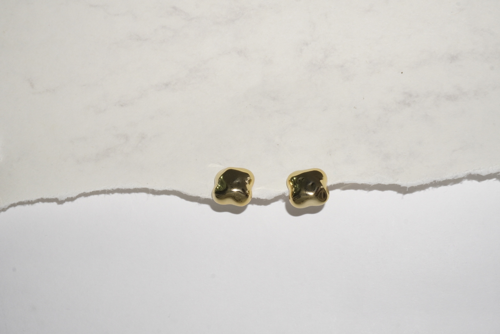 Aretes dorados trebol irregular