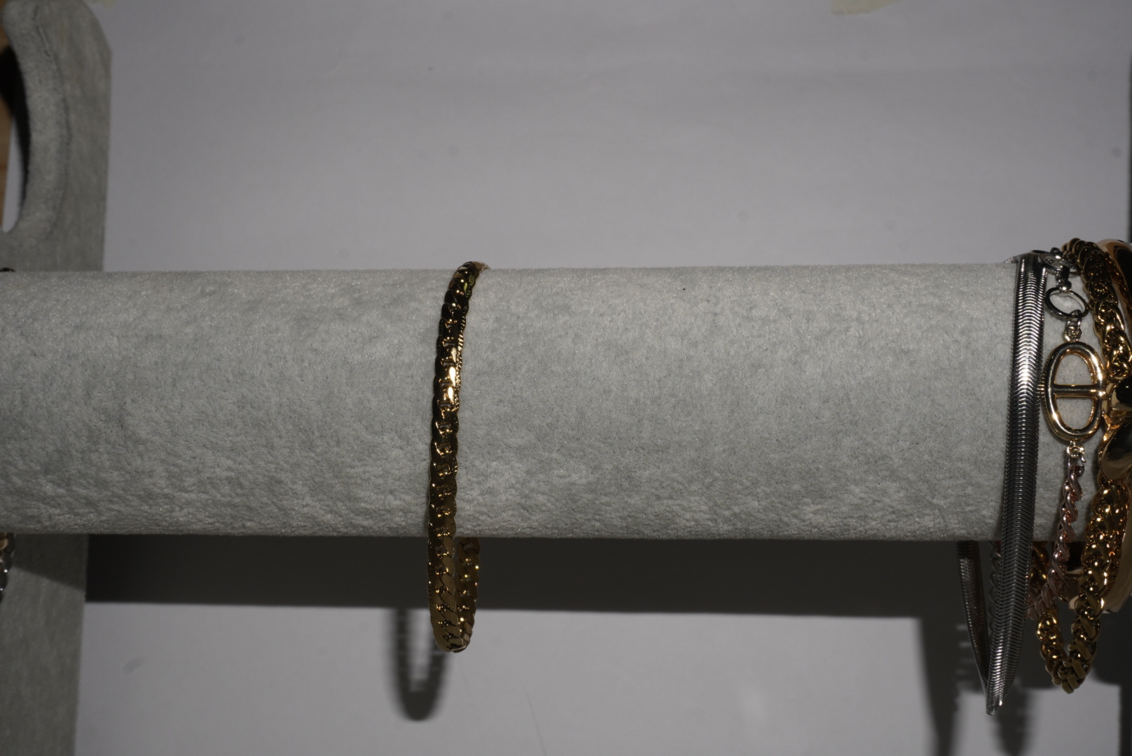 Pulsera dorada medio rígida 