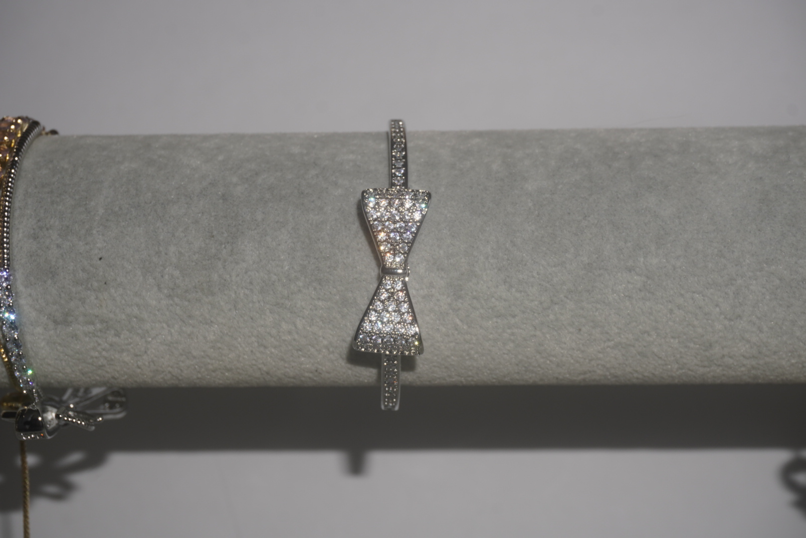 Pulsera rígida de moño plateado 2.0