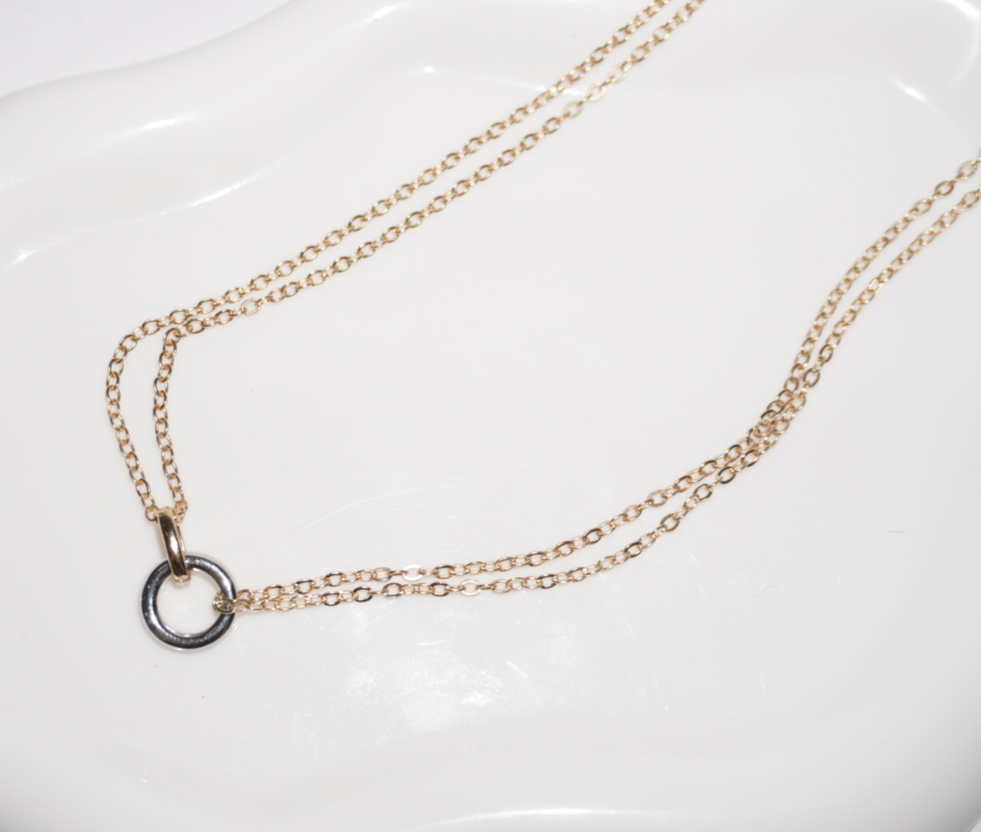 Collar cadena dorada y círculo plateado