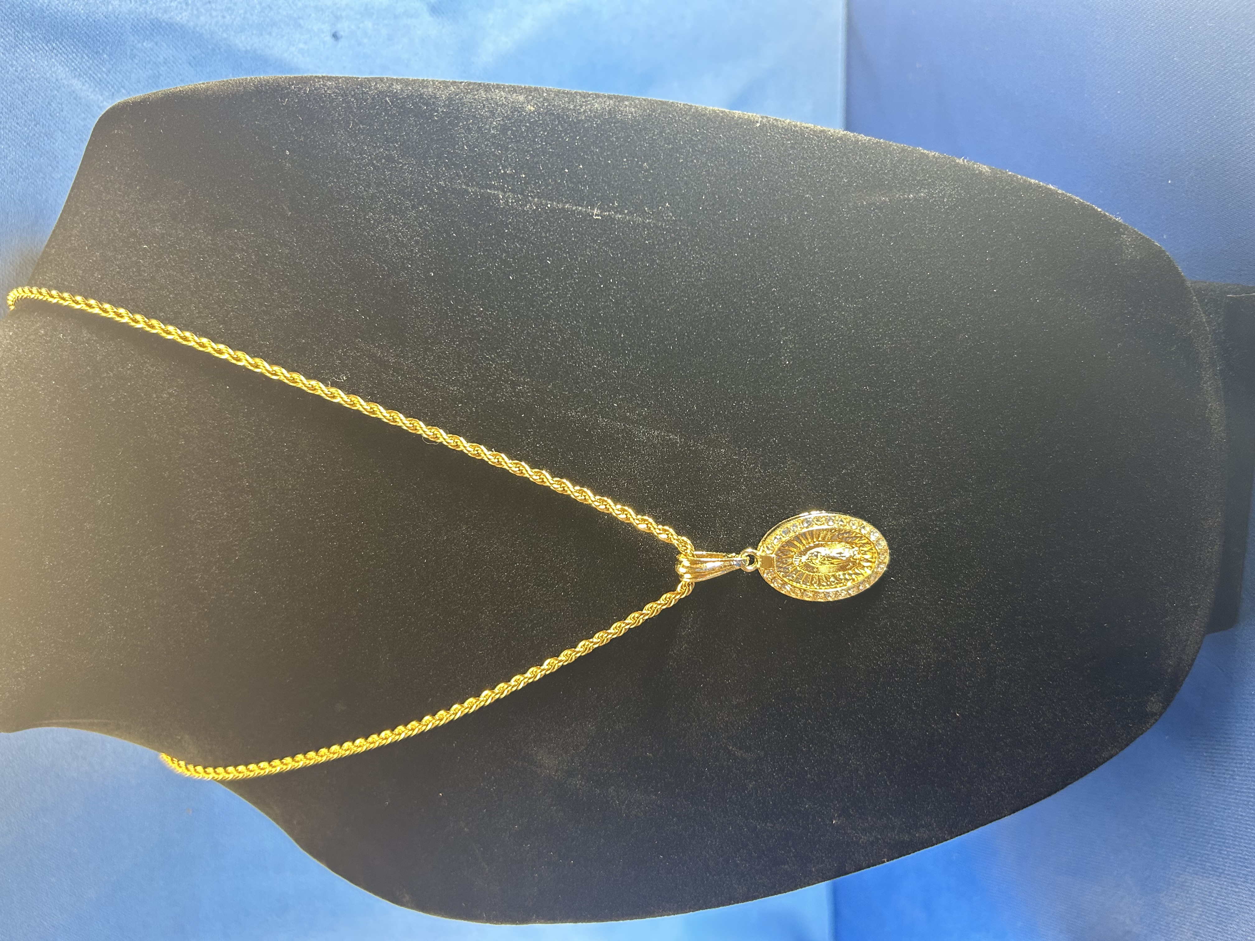 Gold Pendant Necklace
