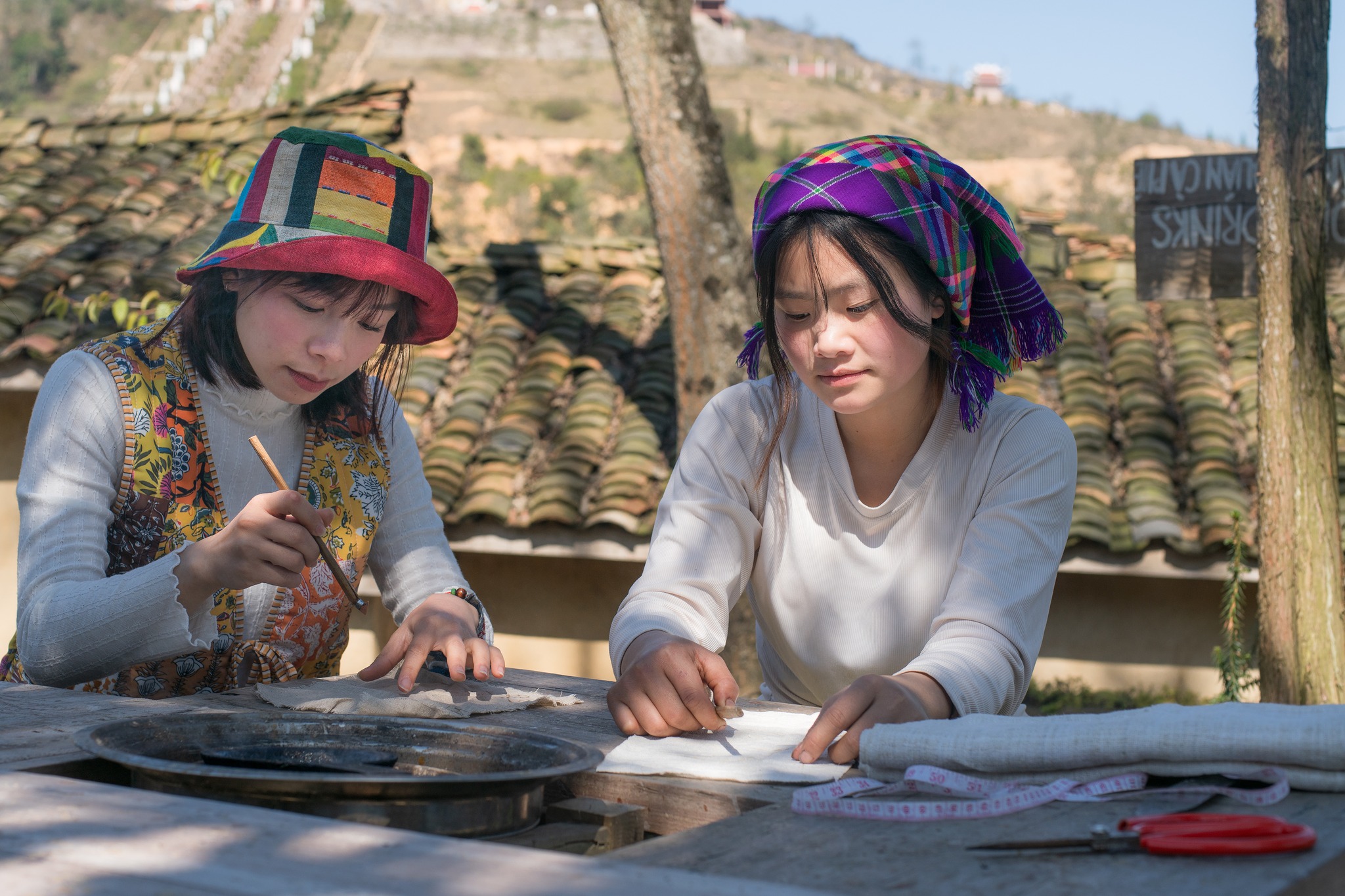 Vẽ tranh sáp ong nhuộm chàm