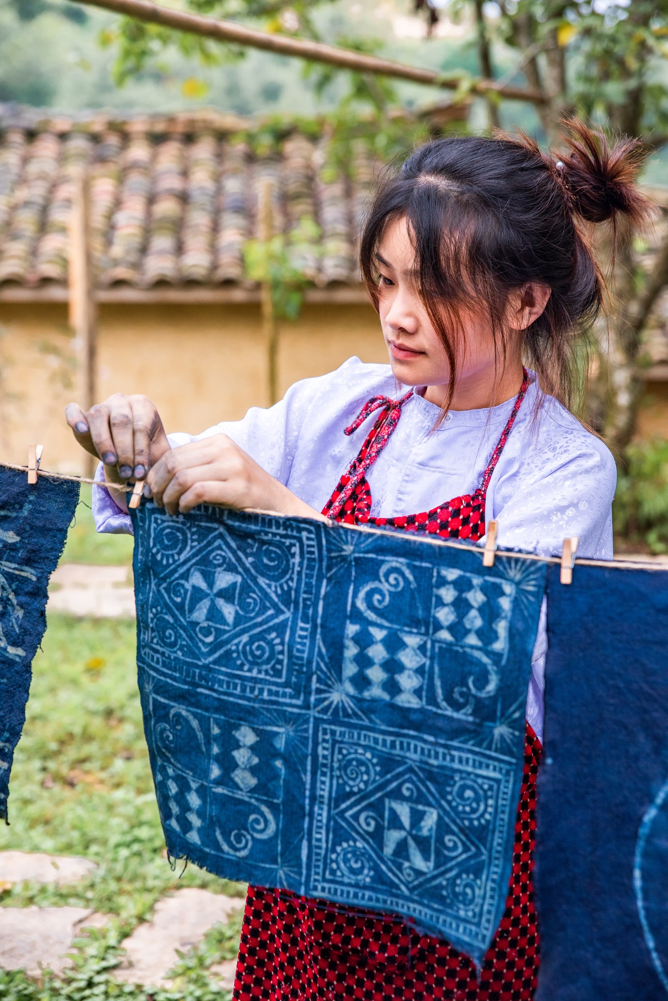 Vẽ tranh sáp ong nhuộm chàm