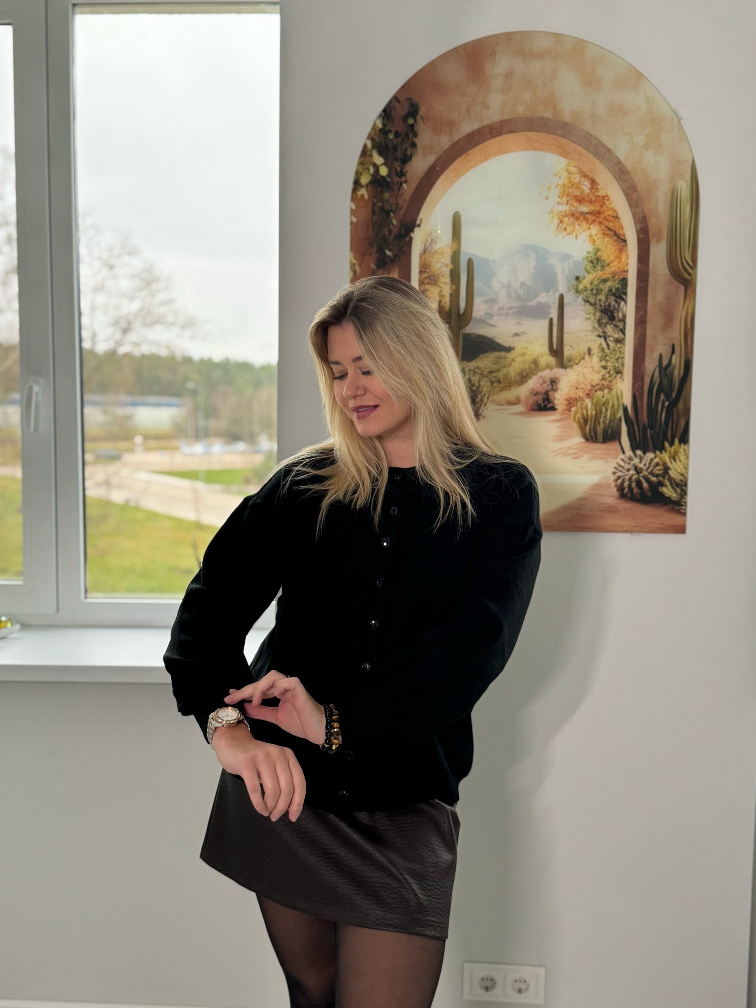 Juodas klasikinis megztinis