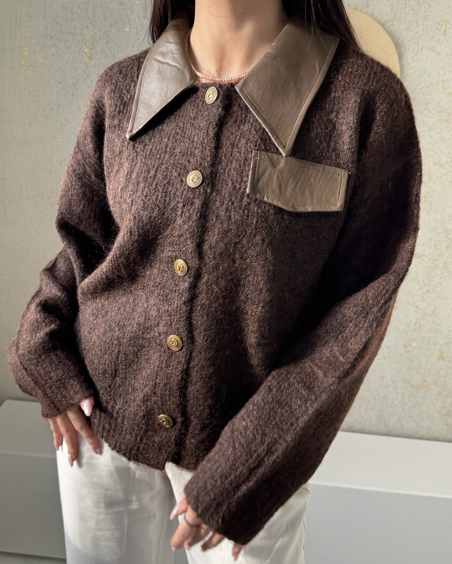 Rudas megztinis su odinėmis detalėmis