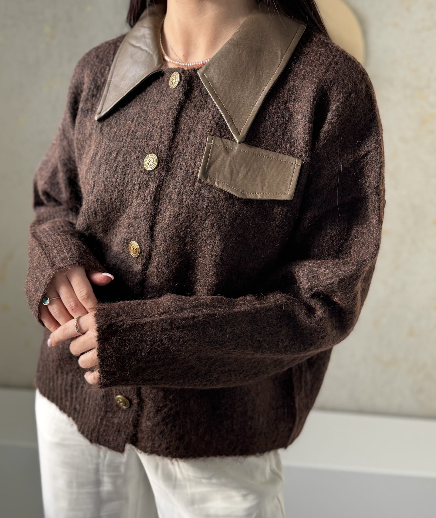 Rudas megztinis su odinėmis detalėmis