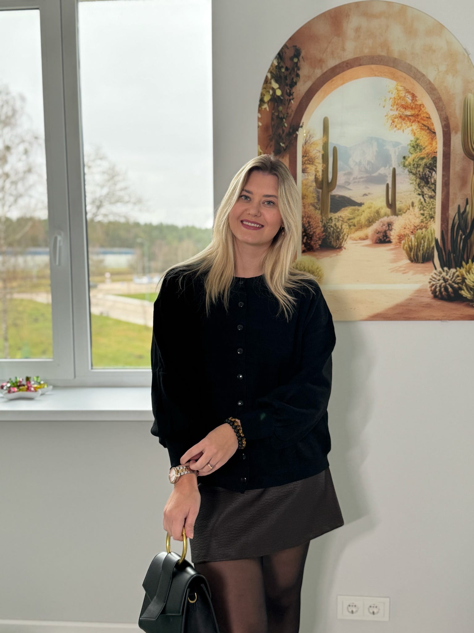 Juodas klasikinis megztinis