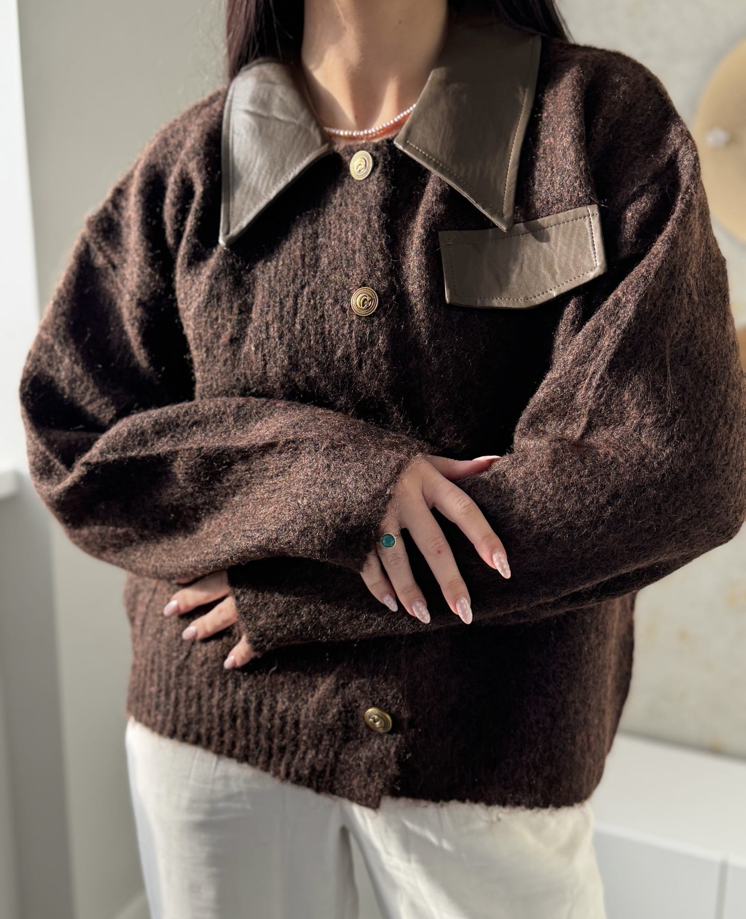 Rudas megztinis su odinėmis detalėmis