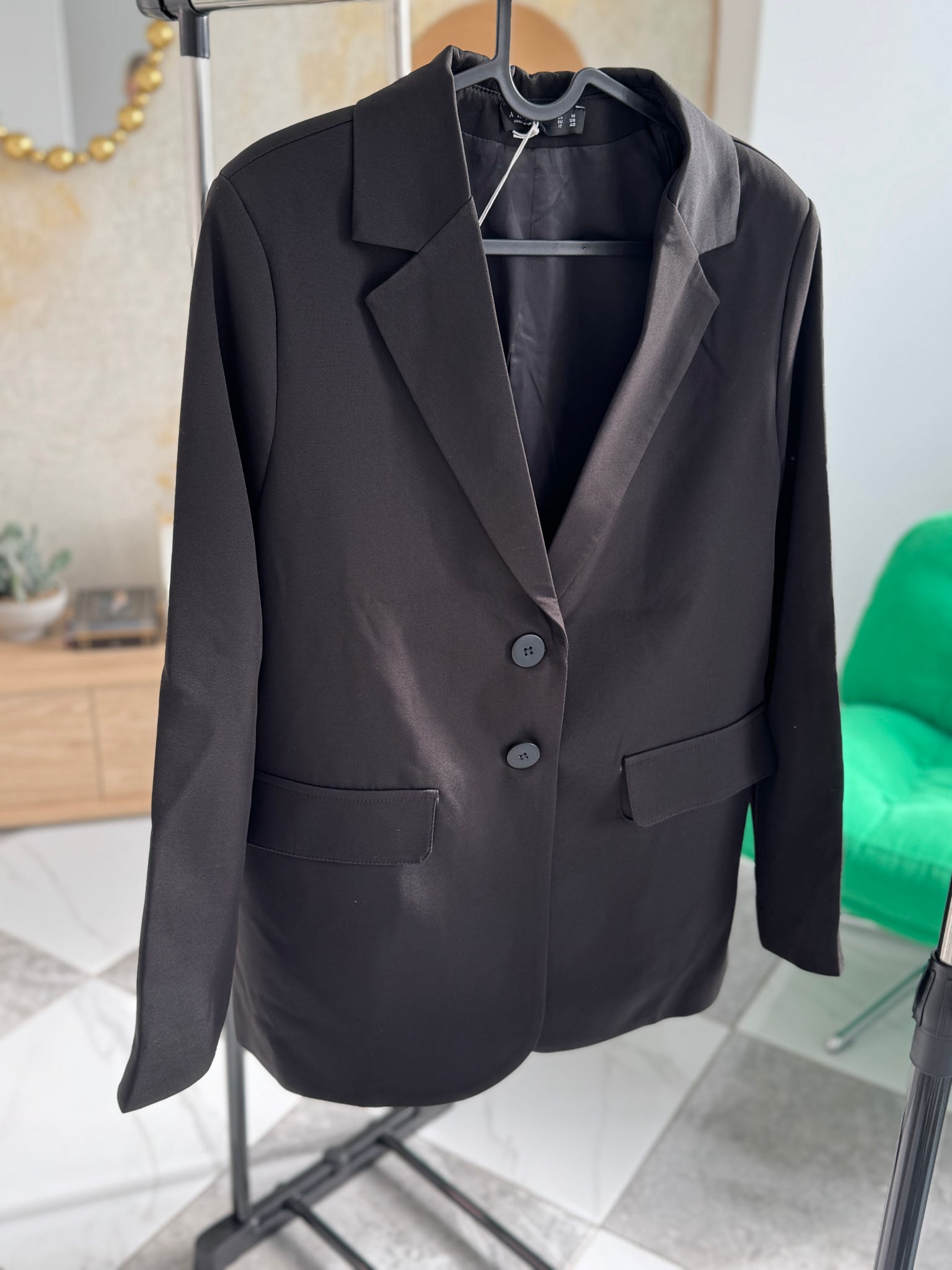 Juodas klasikinis švarkas