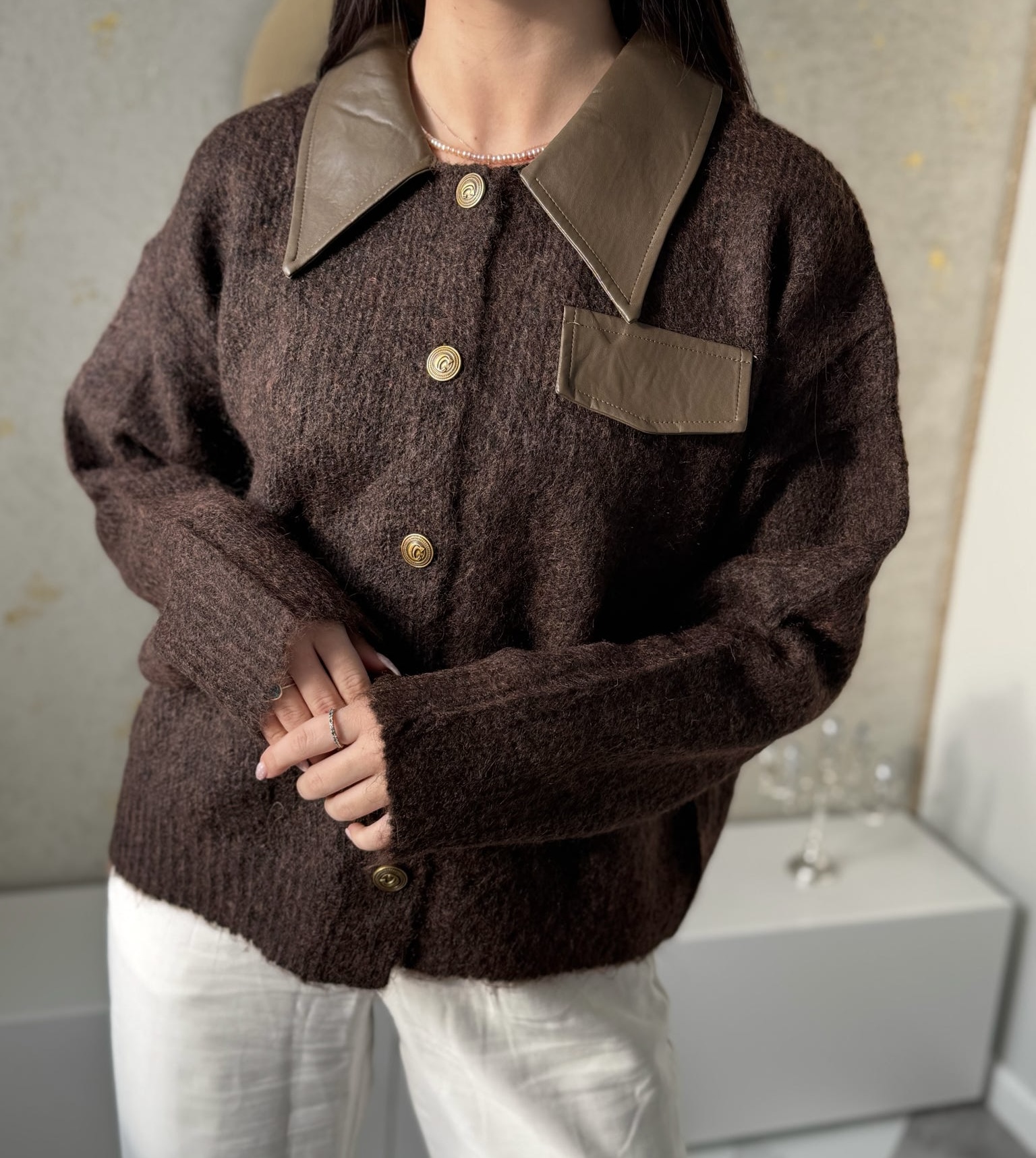 Rudas megztinis su odinėmis detalėmis