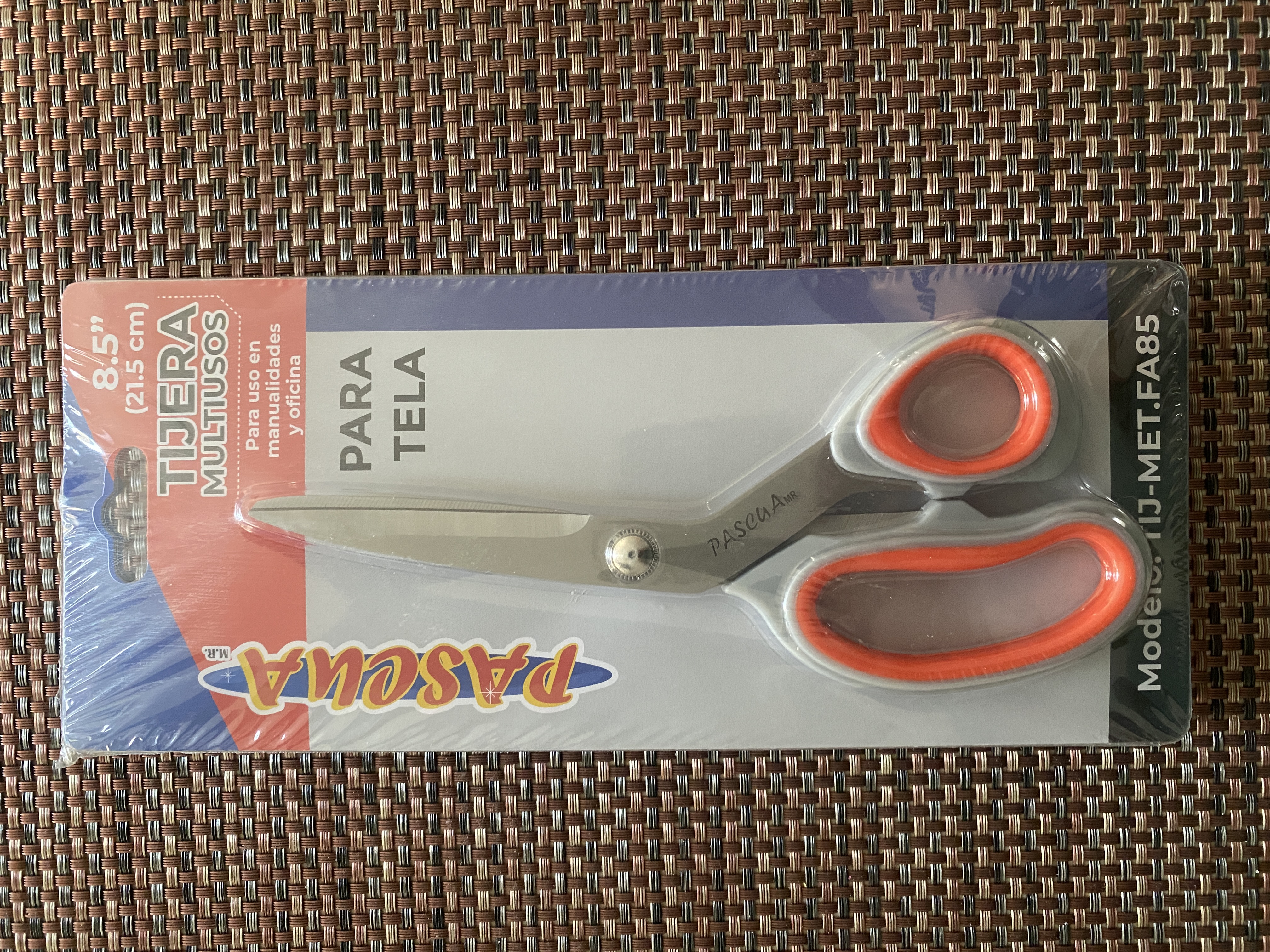 Tijeras para tela marca PASCUA.  CODIGO: 4017