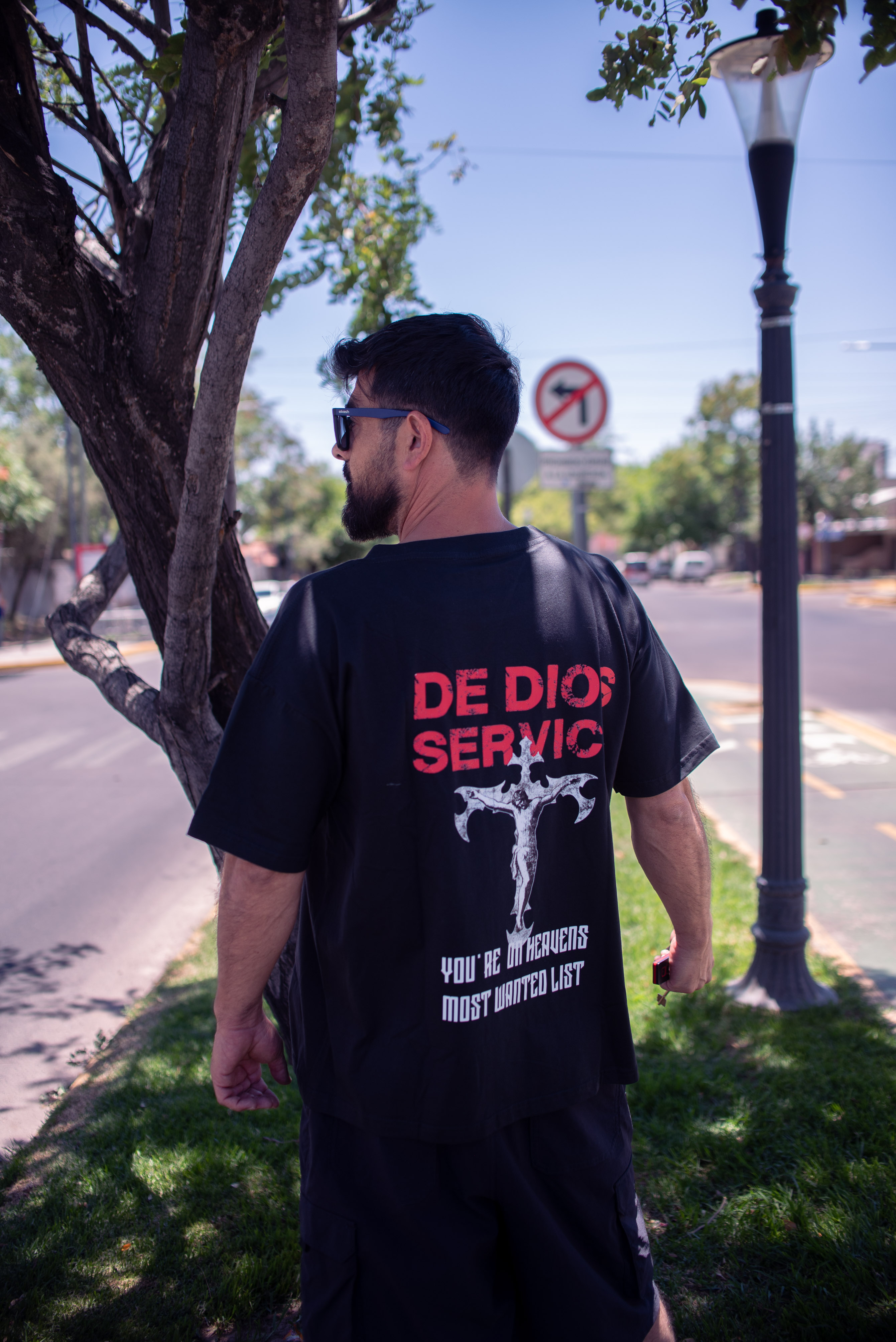 Camiseta negra con estampado cristiano