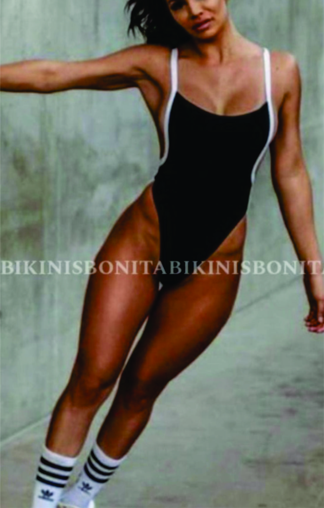 Bañador negro de tirantes blancos