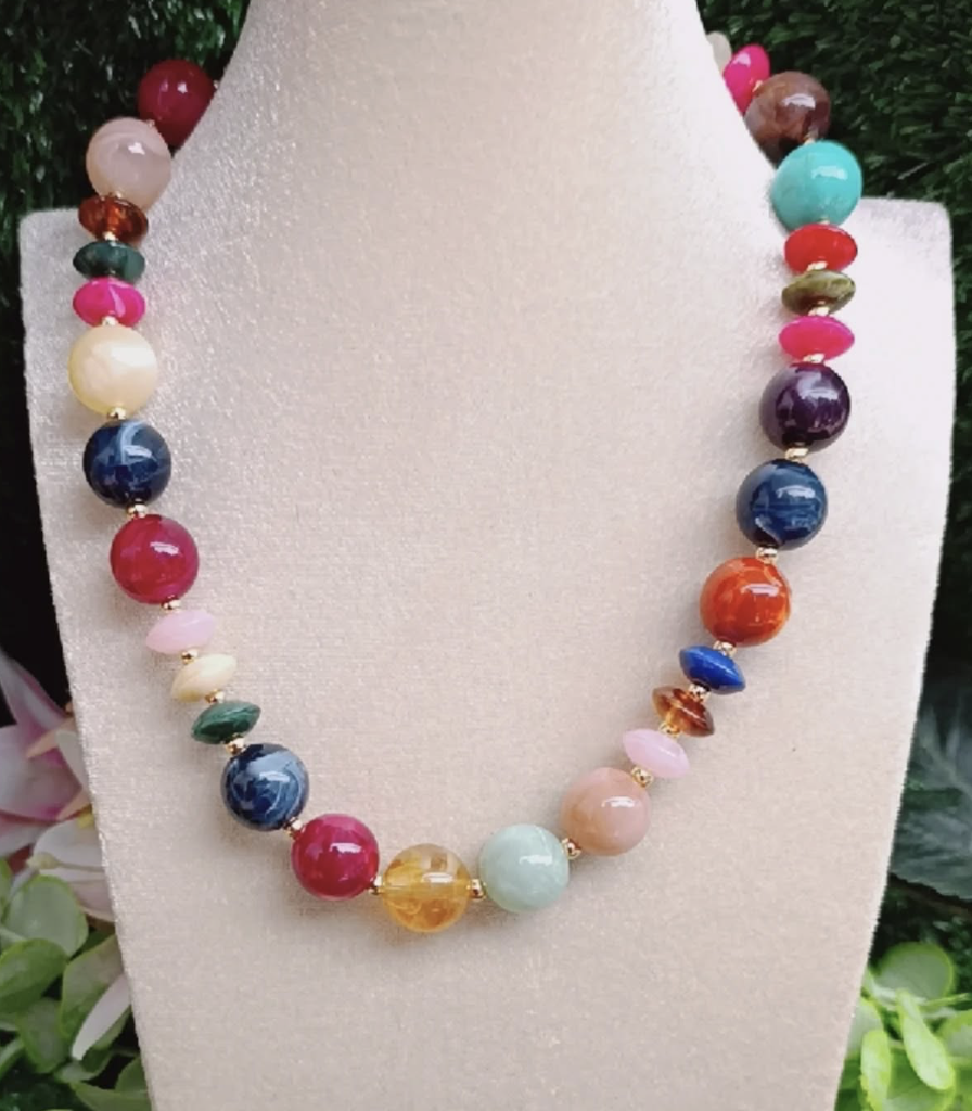 Colar de pedras coloridas