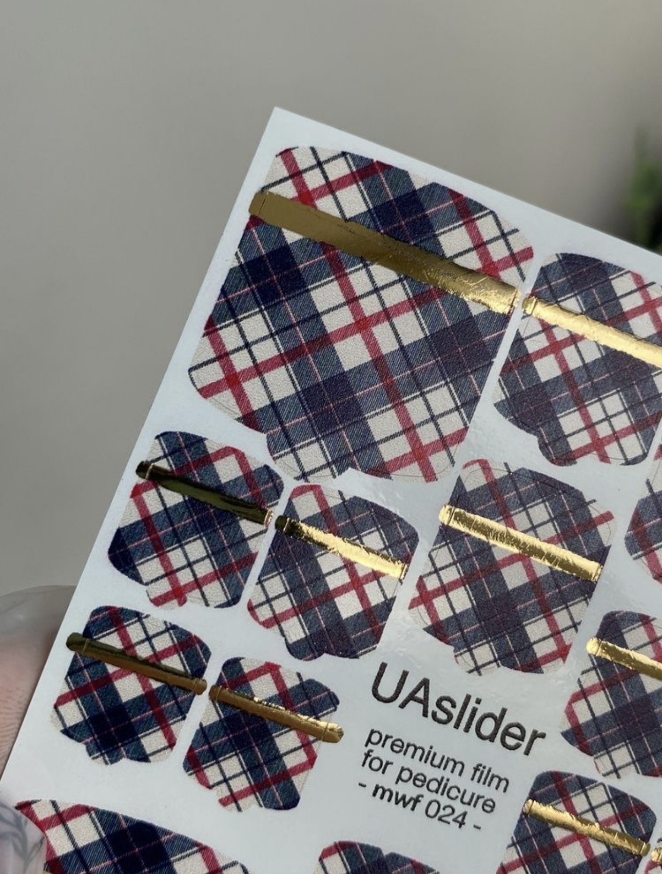 Pedikiūro plėvelė mwf 024 | Languotas raštas su auksinėmis juostelėmis