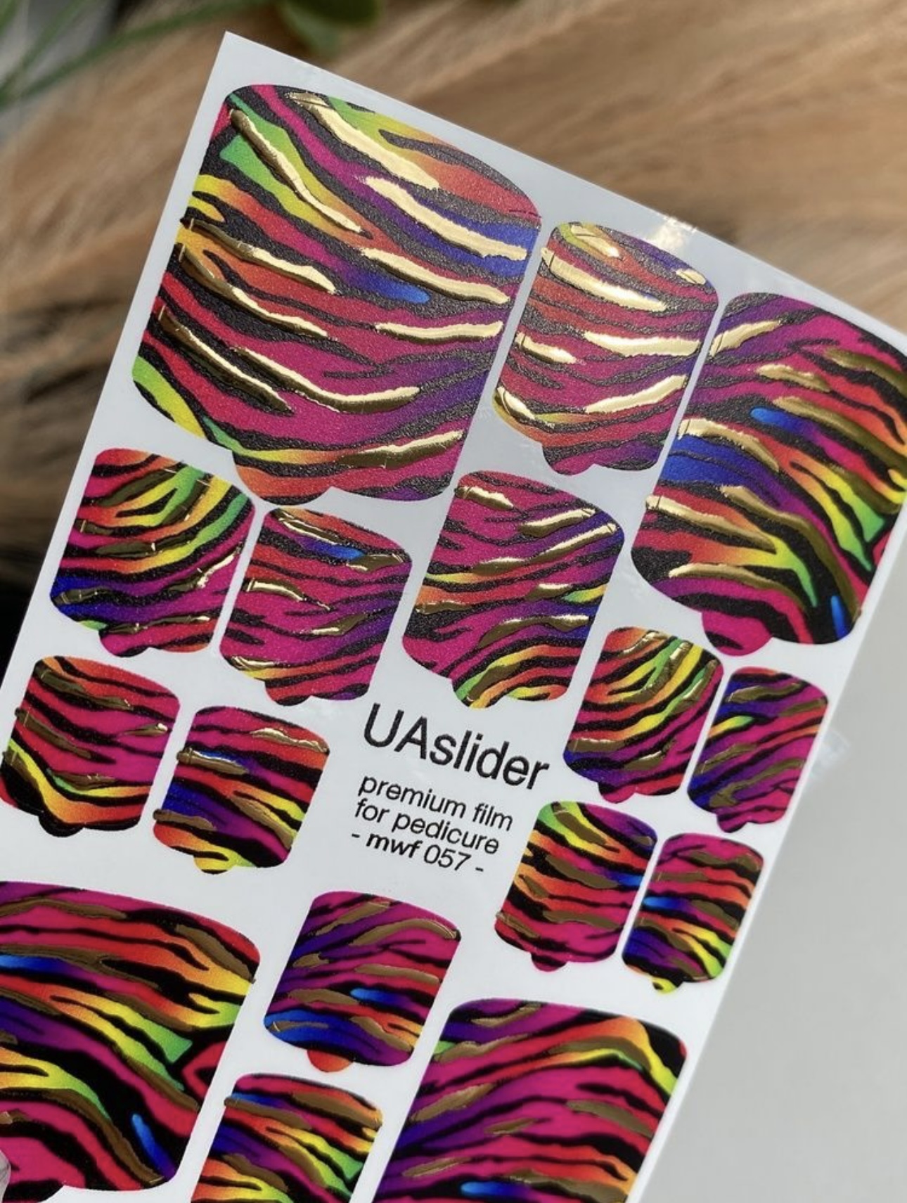 Pedikiūro plėvelė mwf 057 | Neoninis zebro raštas su aukso folijos akcentais