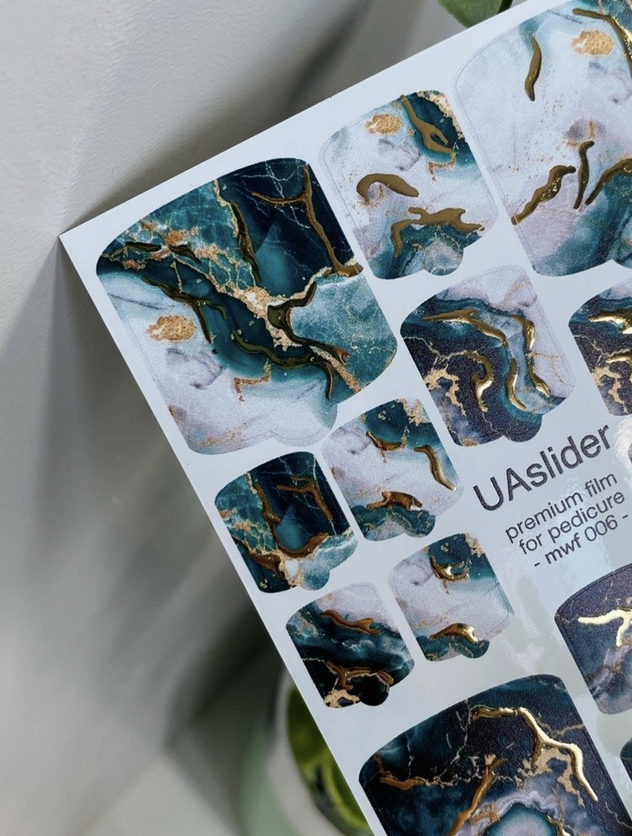 Pedikiūro plėvelė mwf 006 | Smaragdo spalvos marmuras su aukso akcentais