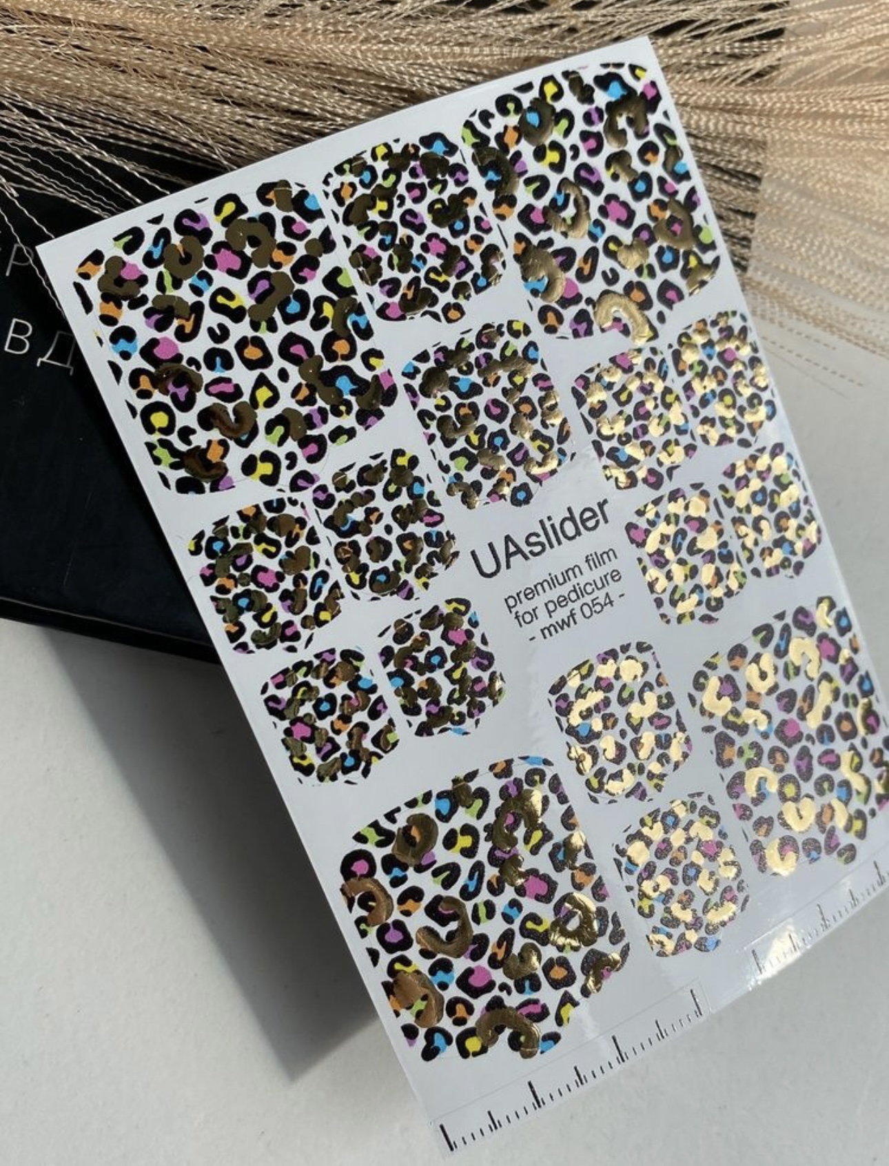 Pedikiūro plėvelė mwf 054 | Spalvingas leopardo raštas su aukso folijos akcentais