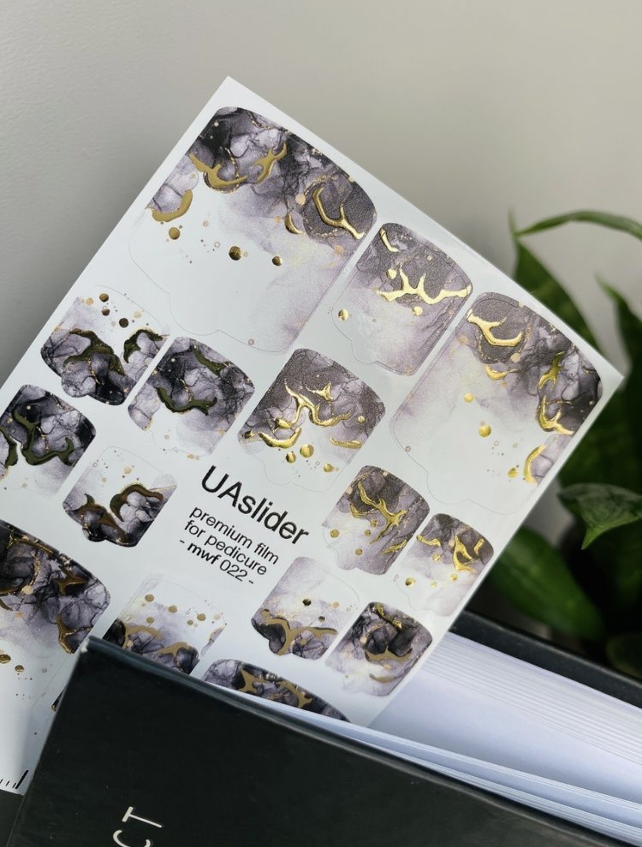 Pedikiūro plėvelė mwf 022 | Dūminis marmuras su aukso gyslomis