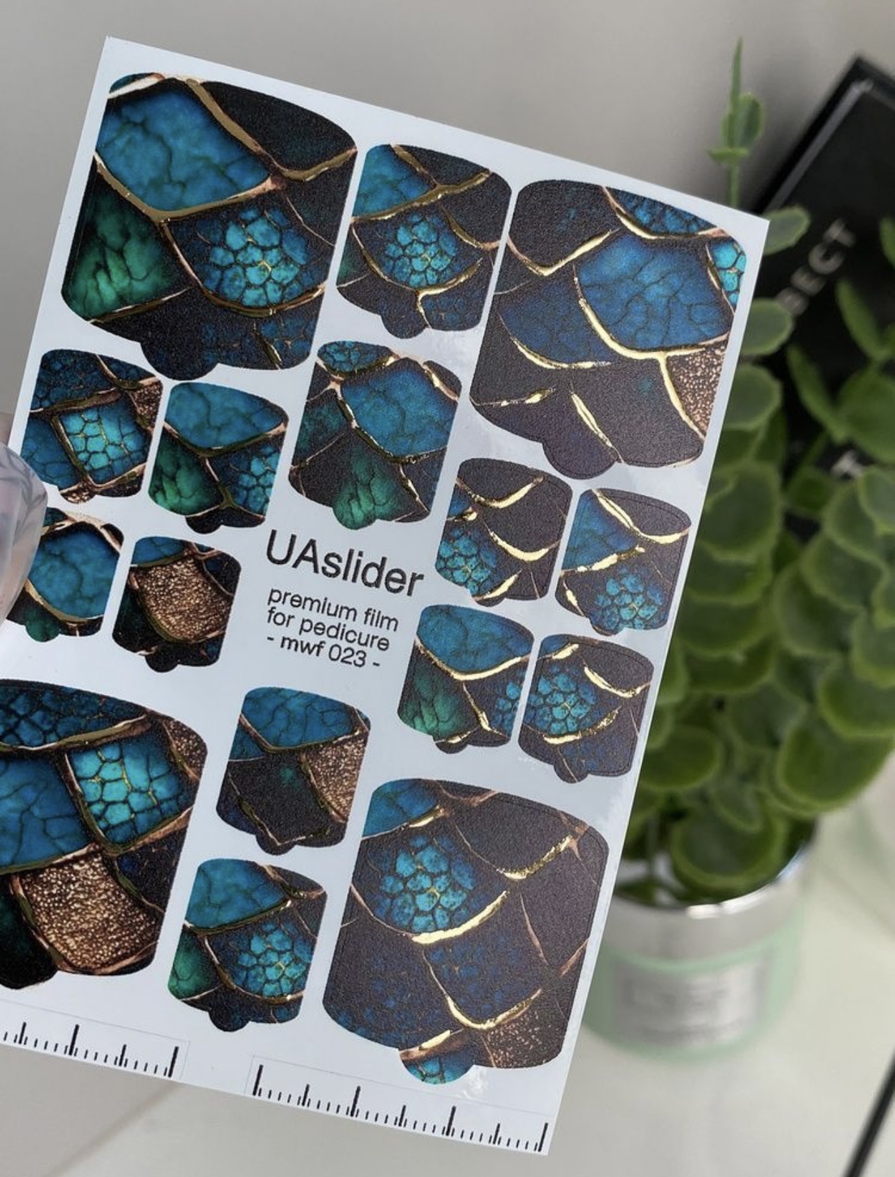 Pedikiūro plėvelė mwf 023 | Smaragdo spalvos su aukso akcentais