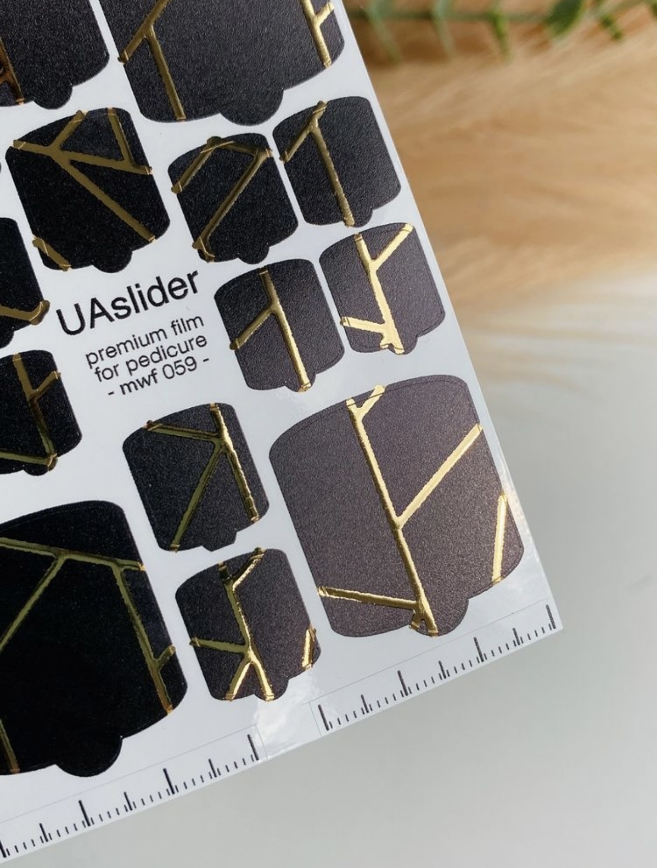 Pedikiūro plėvelė mwf 059 | Juodas geometrinis raštas su aukso folijos akcentais