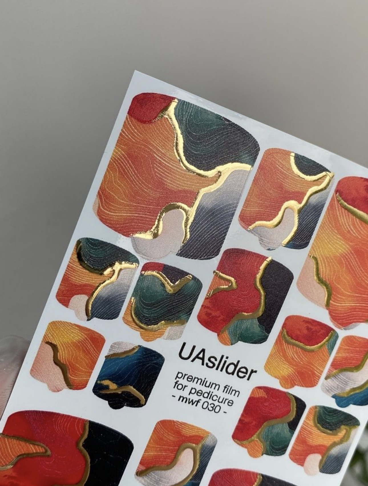 Pedikiūro plėvelė mwf 030 | Abstraktus raudonos ir turkio spalvos marmuras su aukso folija