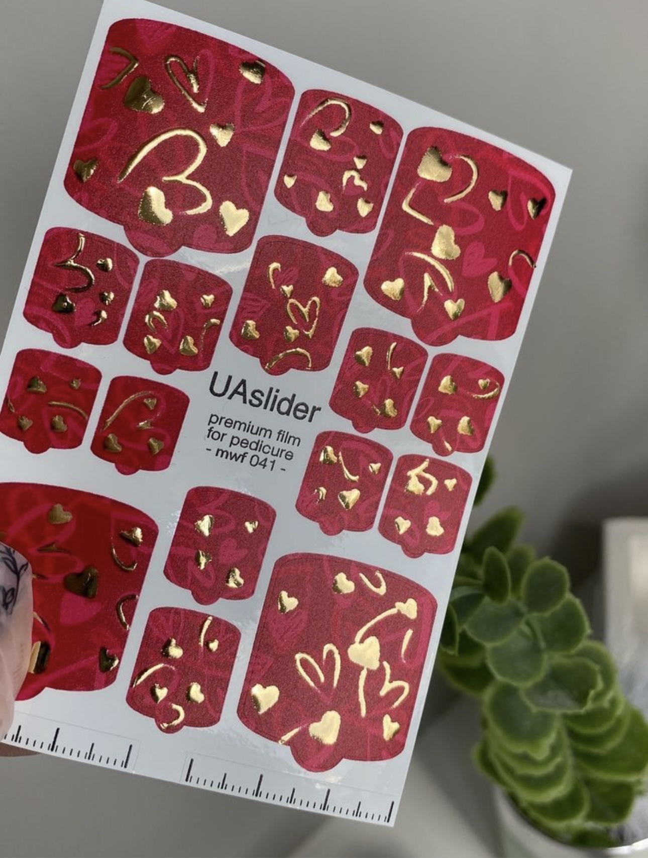 Pedikiūro plėvelė mwf 041 | Raudoname fone auksinės širdelės