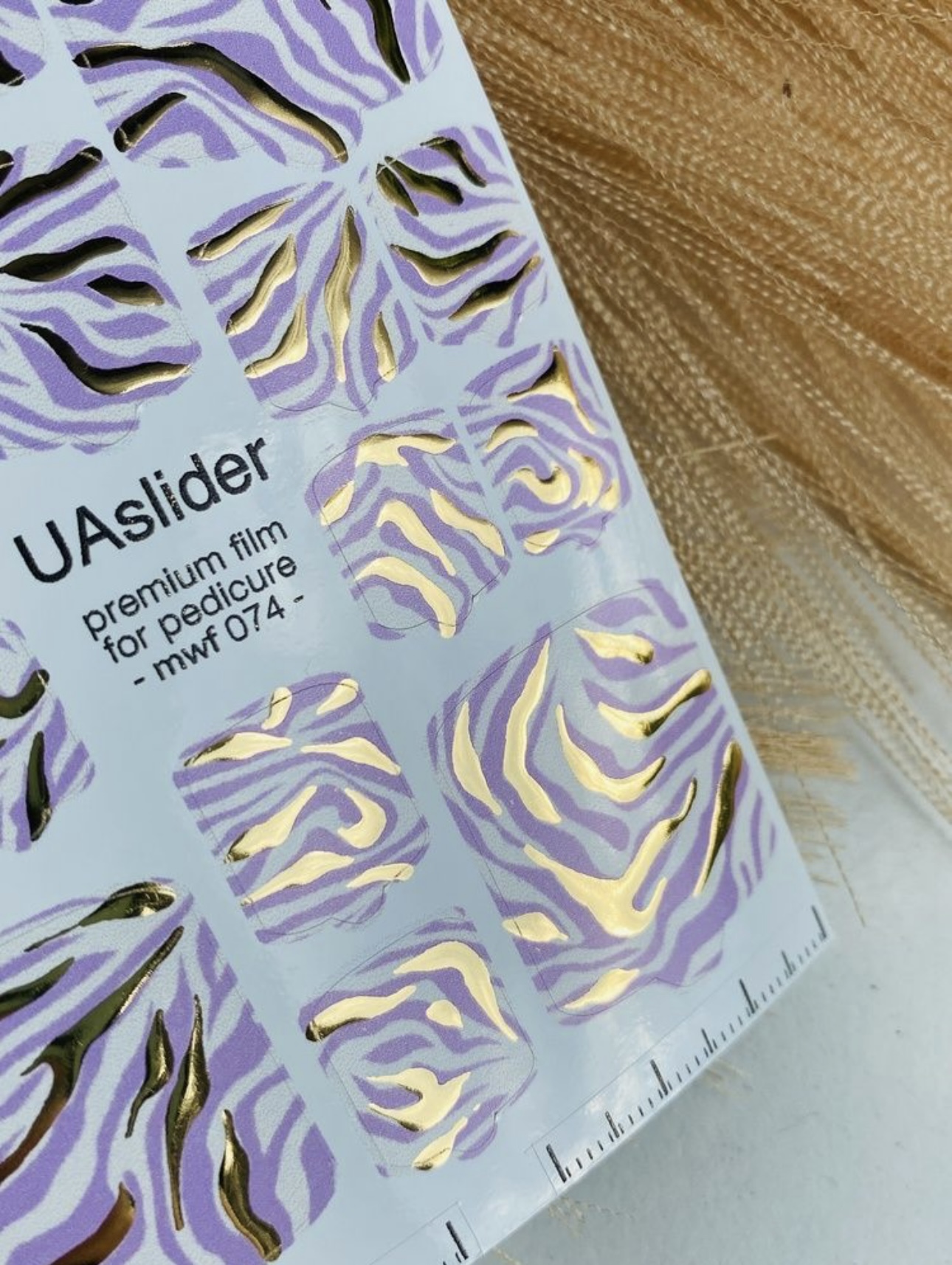 Pedikiūro plėvelė mwf 074 | Violetinis zebro raštas su auksinėmis folijos linijomis
