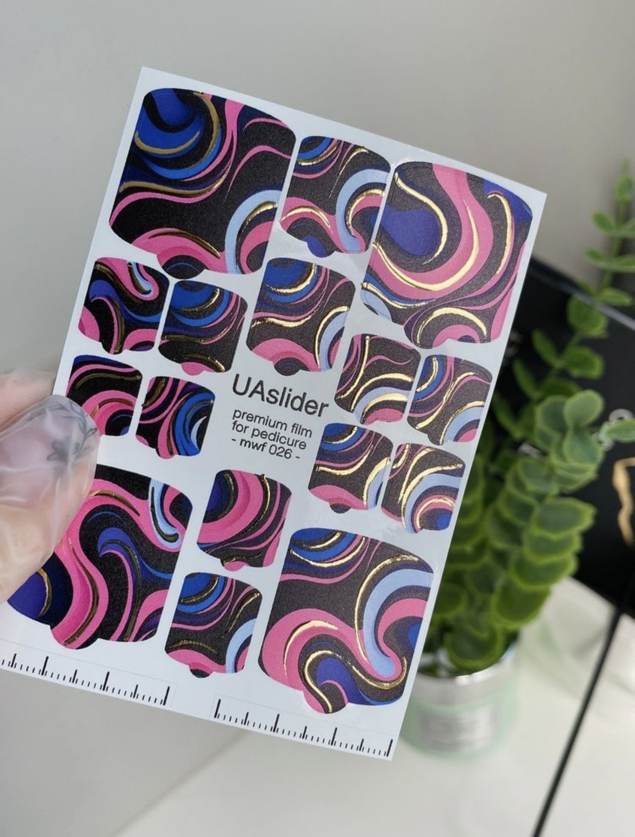 Pedikiūro plėvelė mwf 026 | Retro garbanos su rausvai mėlynomis spalvomis ir auksu