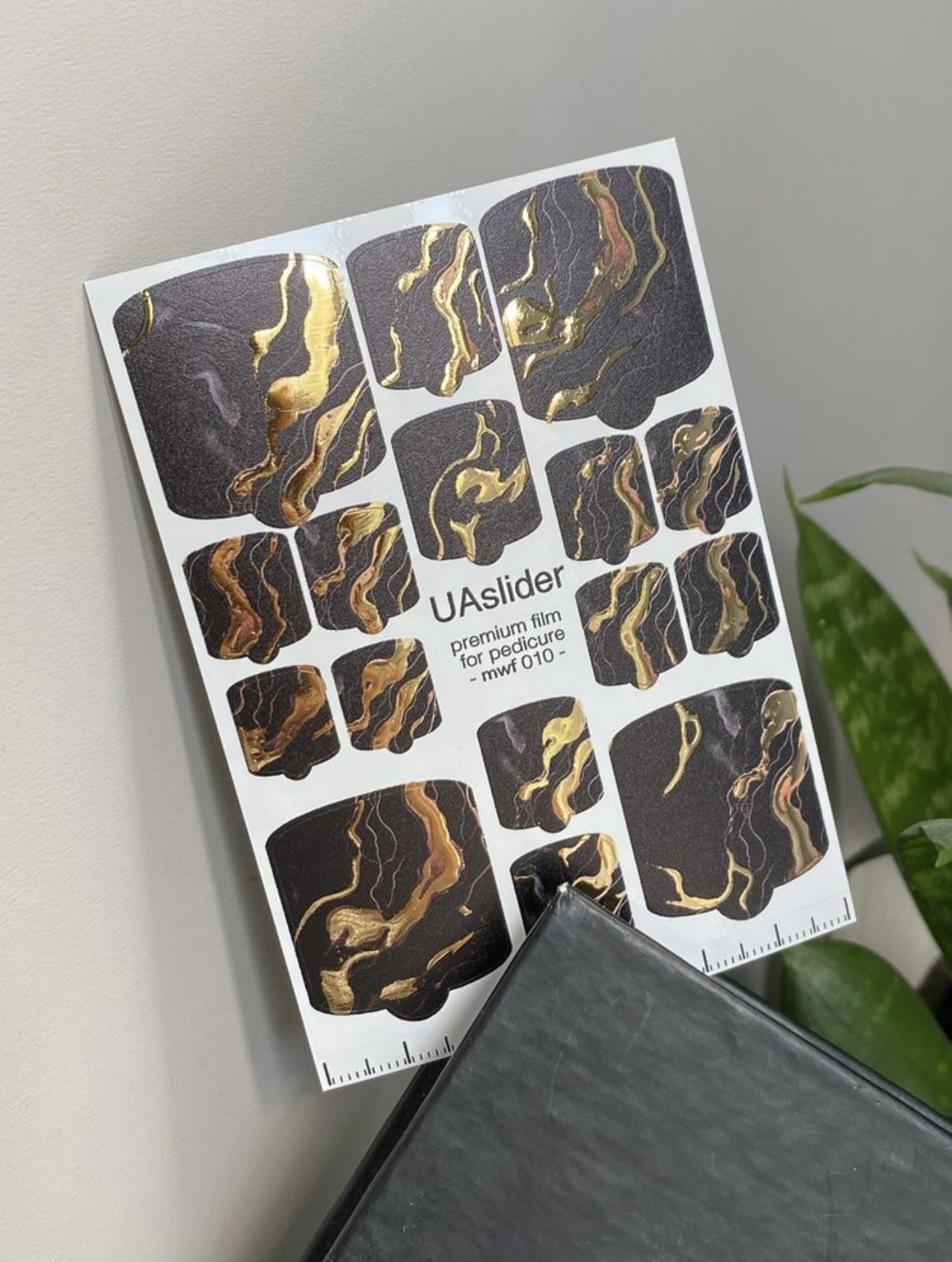 Pedikiūro plėvelė mwf 010 | Tamsus marmuras su aukso akcentais