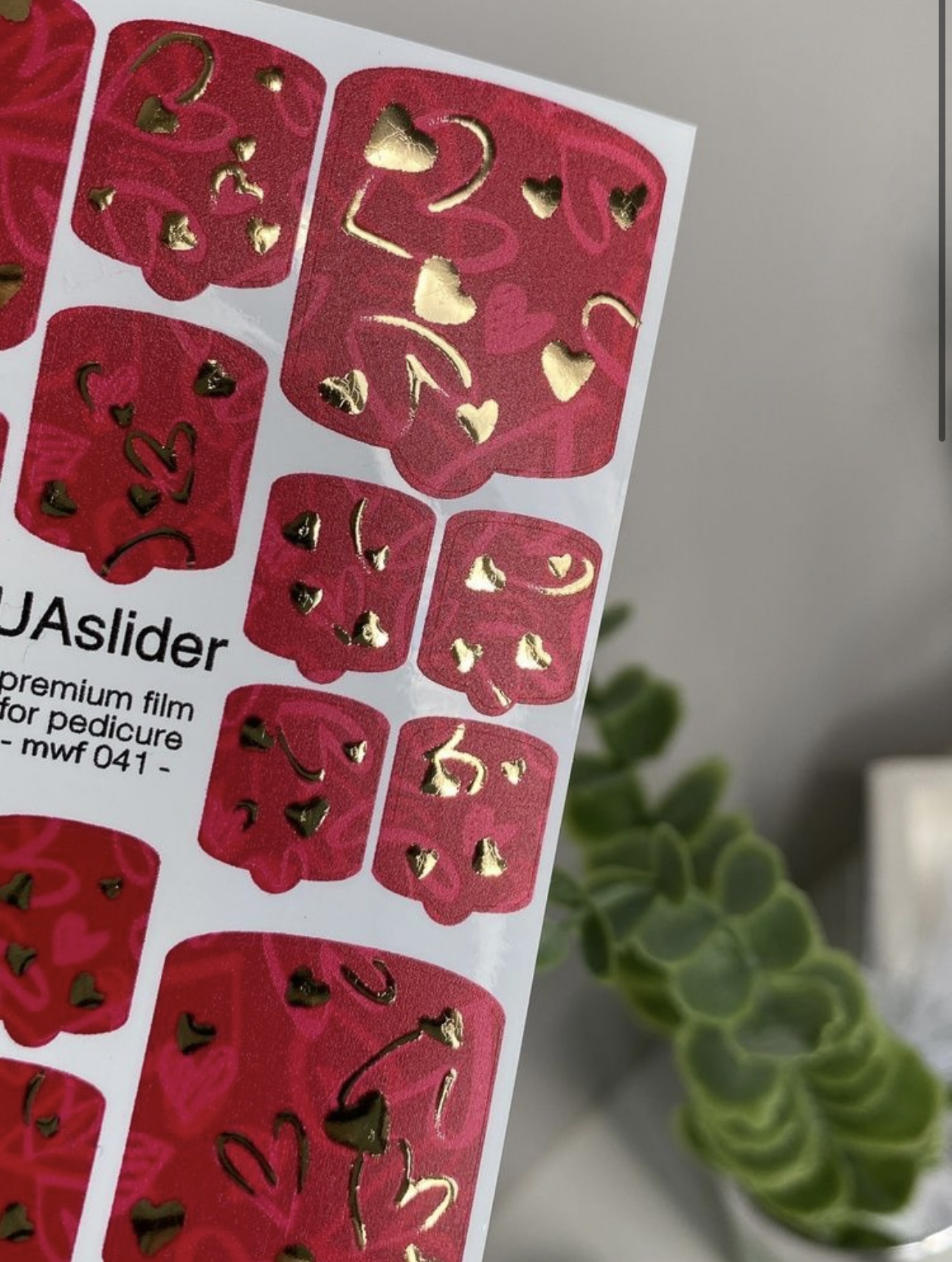 Pedikiūro plėvelė mwf 041 | Raudoname fone auksinės širdelės