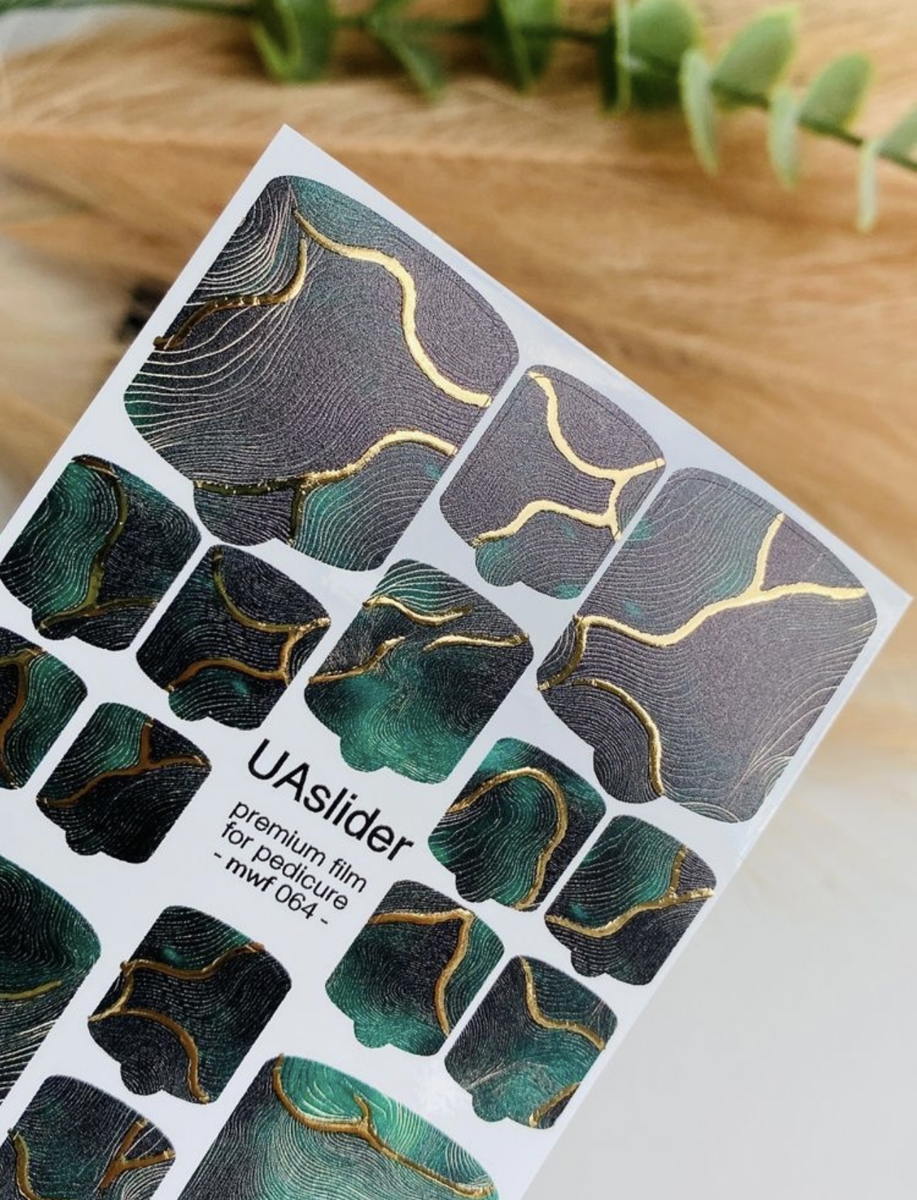 Pedikiūro plėvelė mwf 064 | Tamsiai žalias marmuras su aukso folijos gyslomis