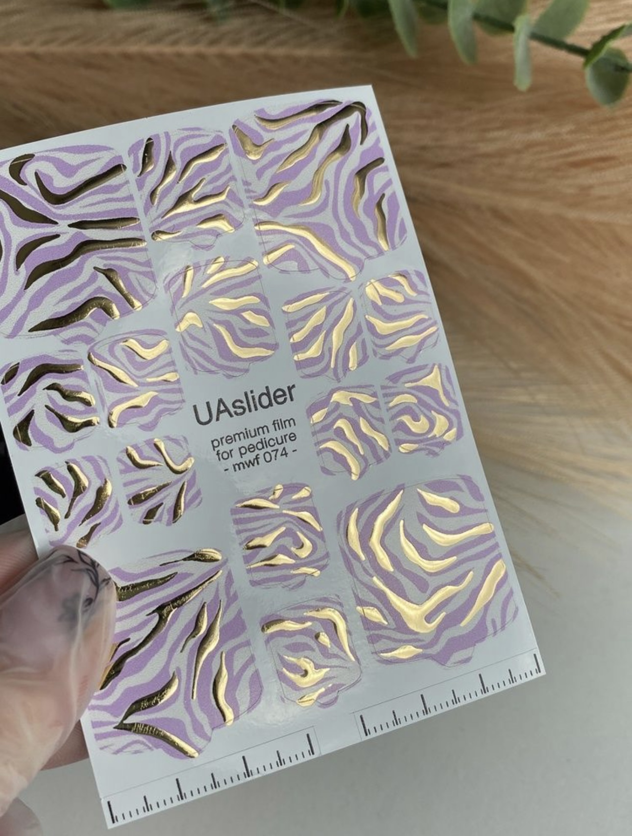 Pedikiūro plėvelė mwf 074 | Violetinis zebro raštas su auksinėmis folijos linijomis