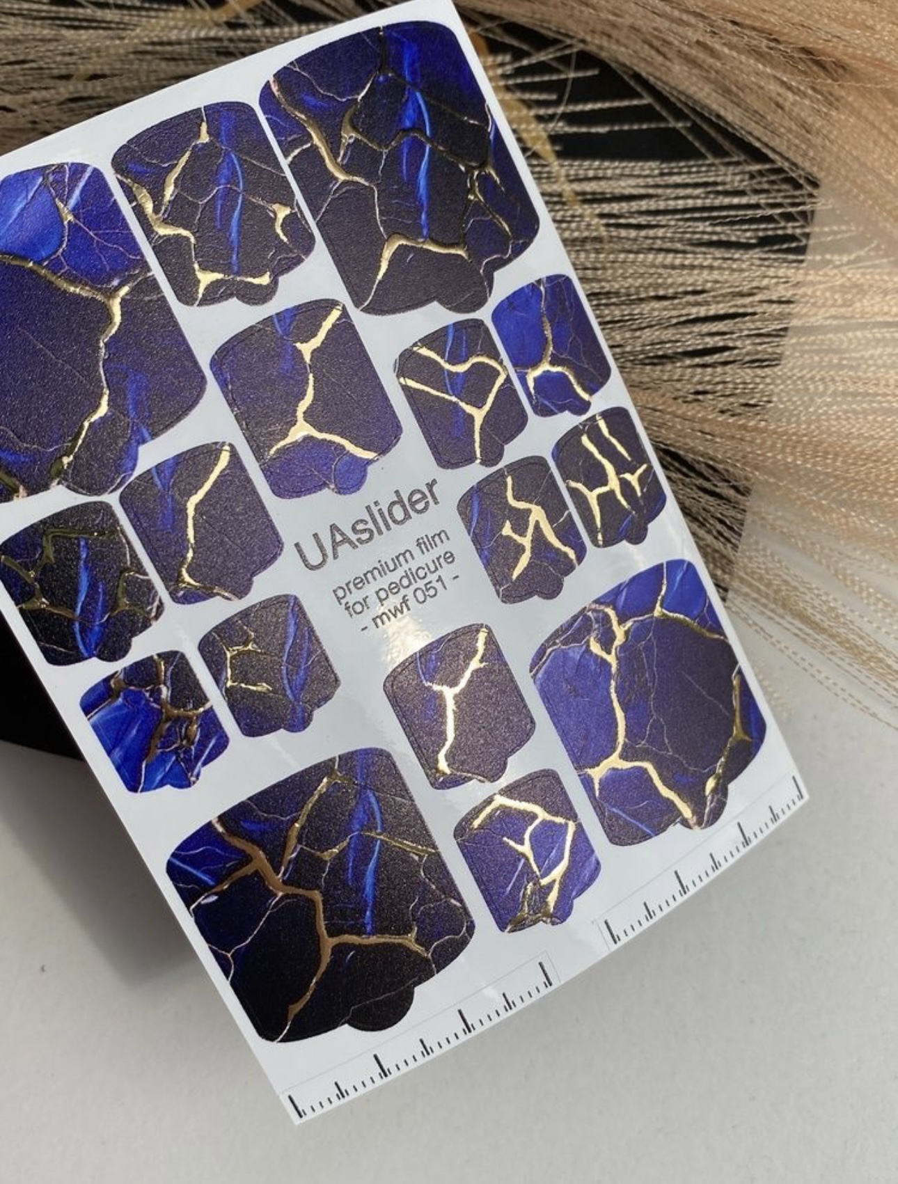 Pedikiūro plėvelė mwf 051 | Tamsiai mėlynas marmuras su aukso folijos akcentais