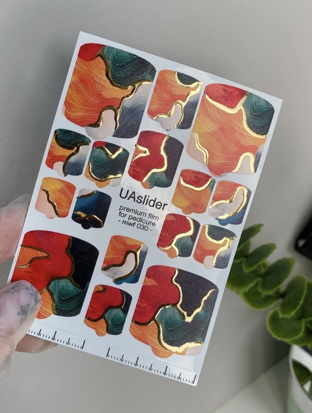 Pedikiūro plėvelė mwf 030 | Abstraktus raudonos ir turkio spalvos marmuras su aukso folija