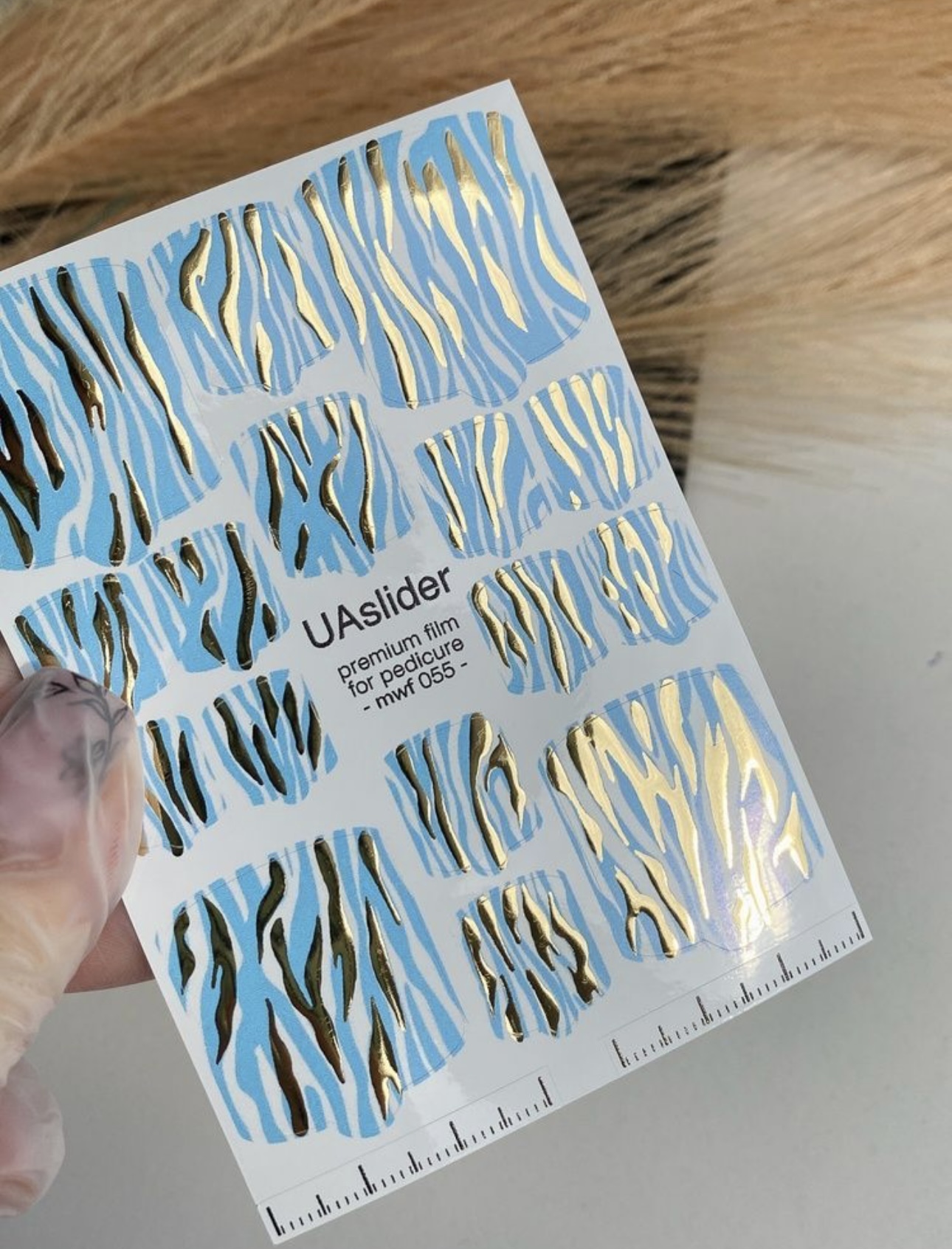Pedikiūro plėvelė mwf 055 | Mėlynas zebro raštas su aukso folijos akcentais