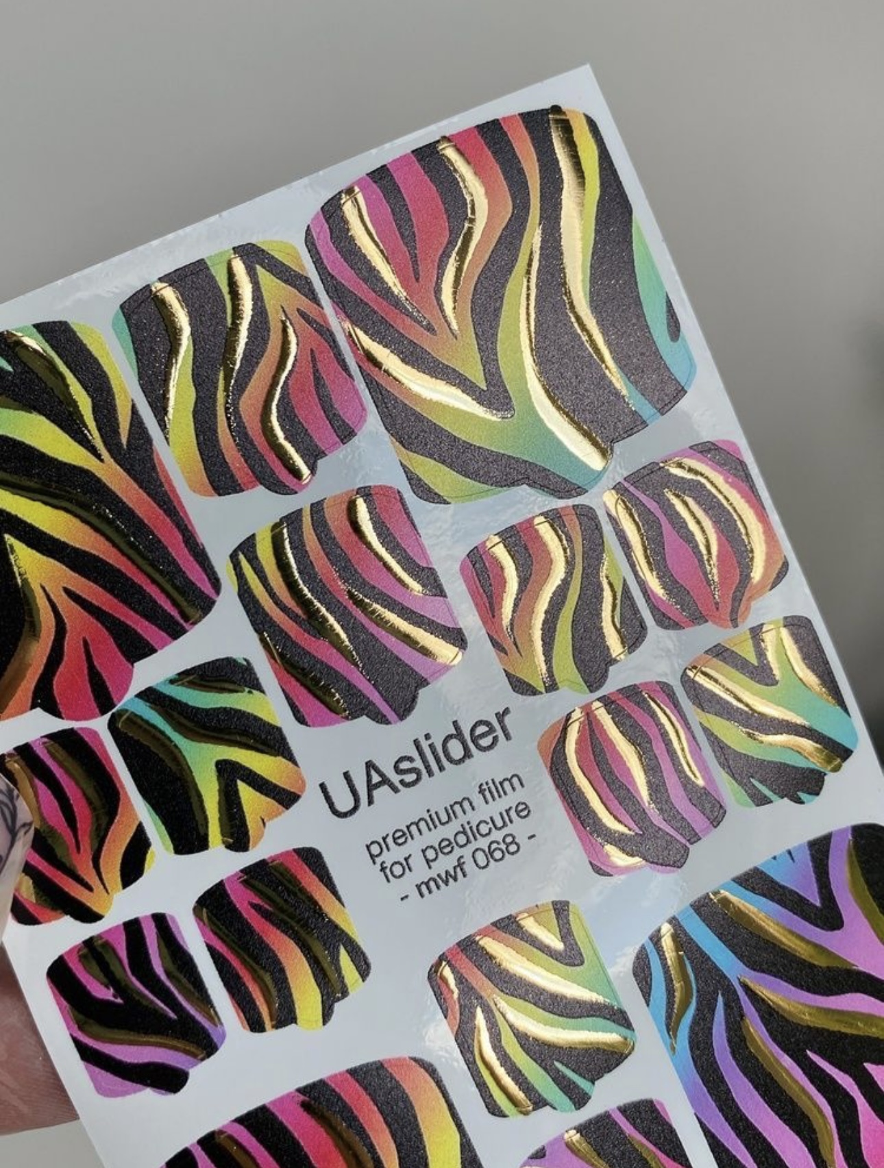 Pedikiūro plėvelė mwf 068 | Neoninis zebro raštas su aukso folijos akcentais