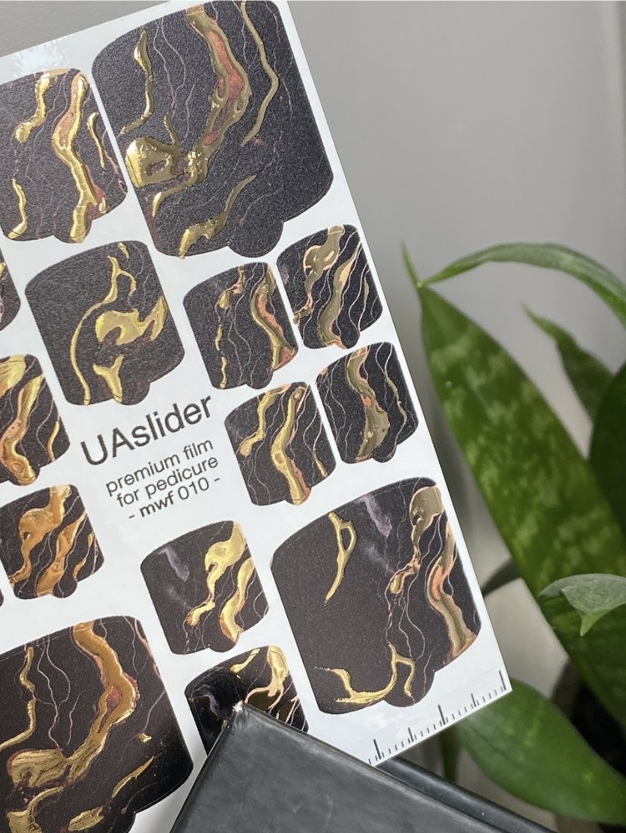 Pedikiūro plėvelė mwf 010 | Tamsus marmuras su aukso akcentais