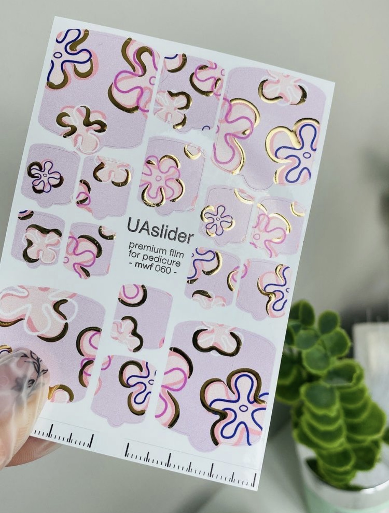 Pedikiūro plėvelė mwf 060 | Pastelinių gėlių raštas su aukso folijos akcentais