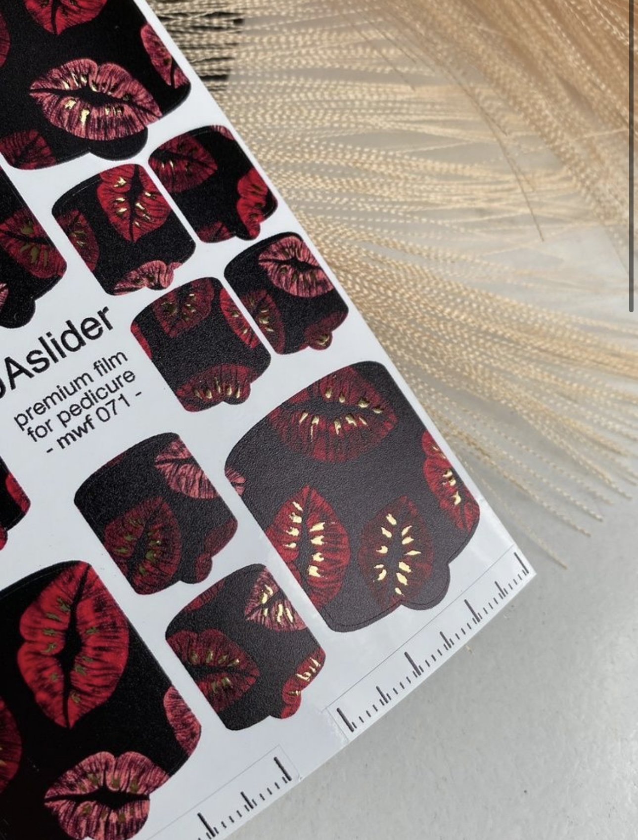 Pedikiūro plėvelė mwf 071 | Dizainas su raudonomis lūpomis ir aukso folijos akcentais