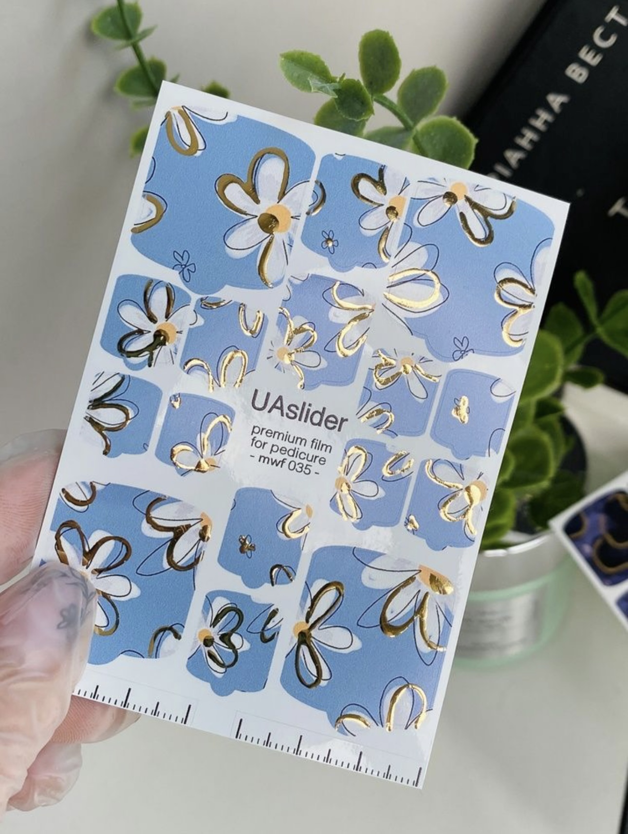 Pedikiūro plėvelė mwf 035 | Mėlynas fonas su baltomis ir auksinėmis ramunėlėmis