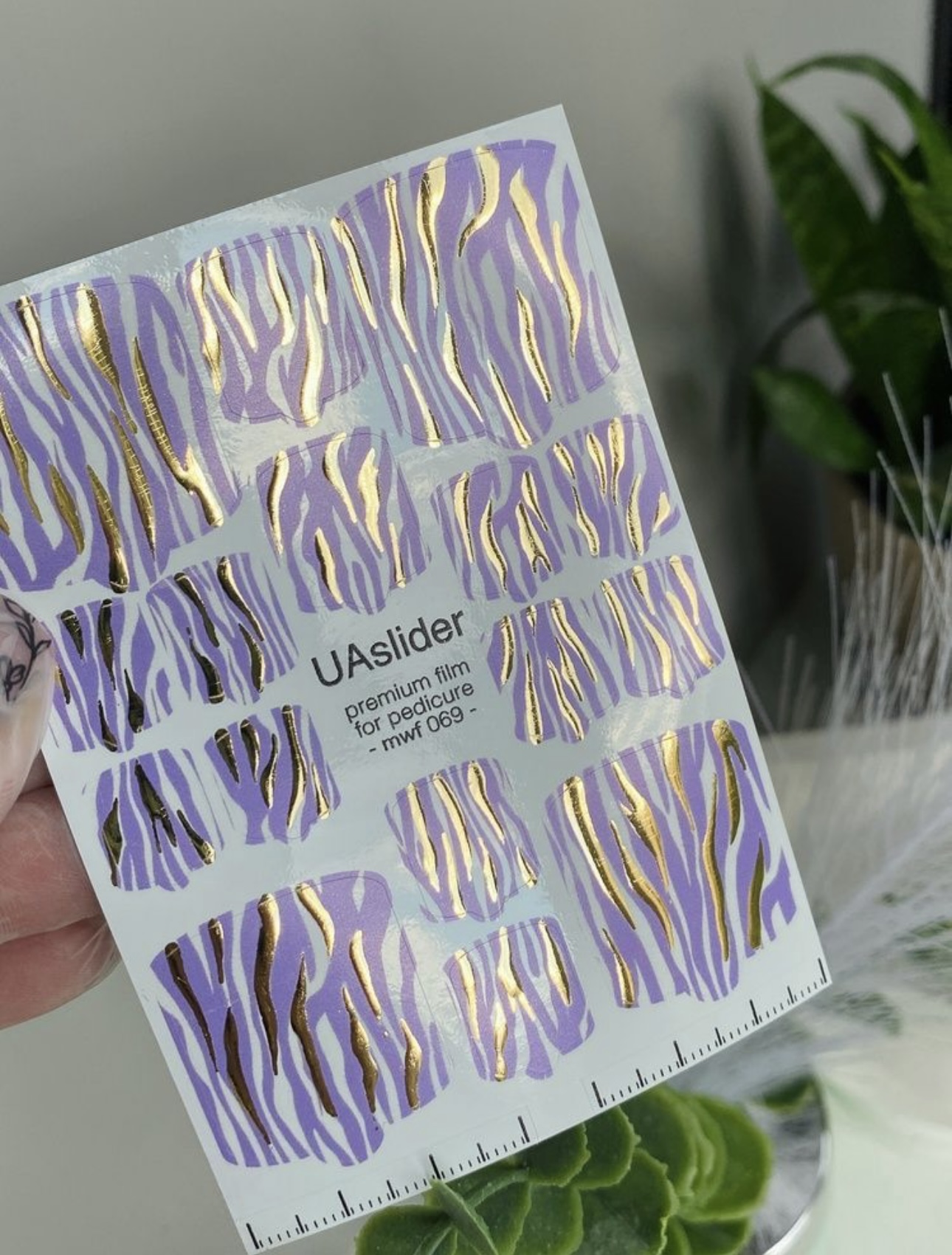 Pedikiūro plėvelė mwf 069 | Levandų zebro raštas su aukso folijos akcentais