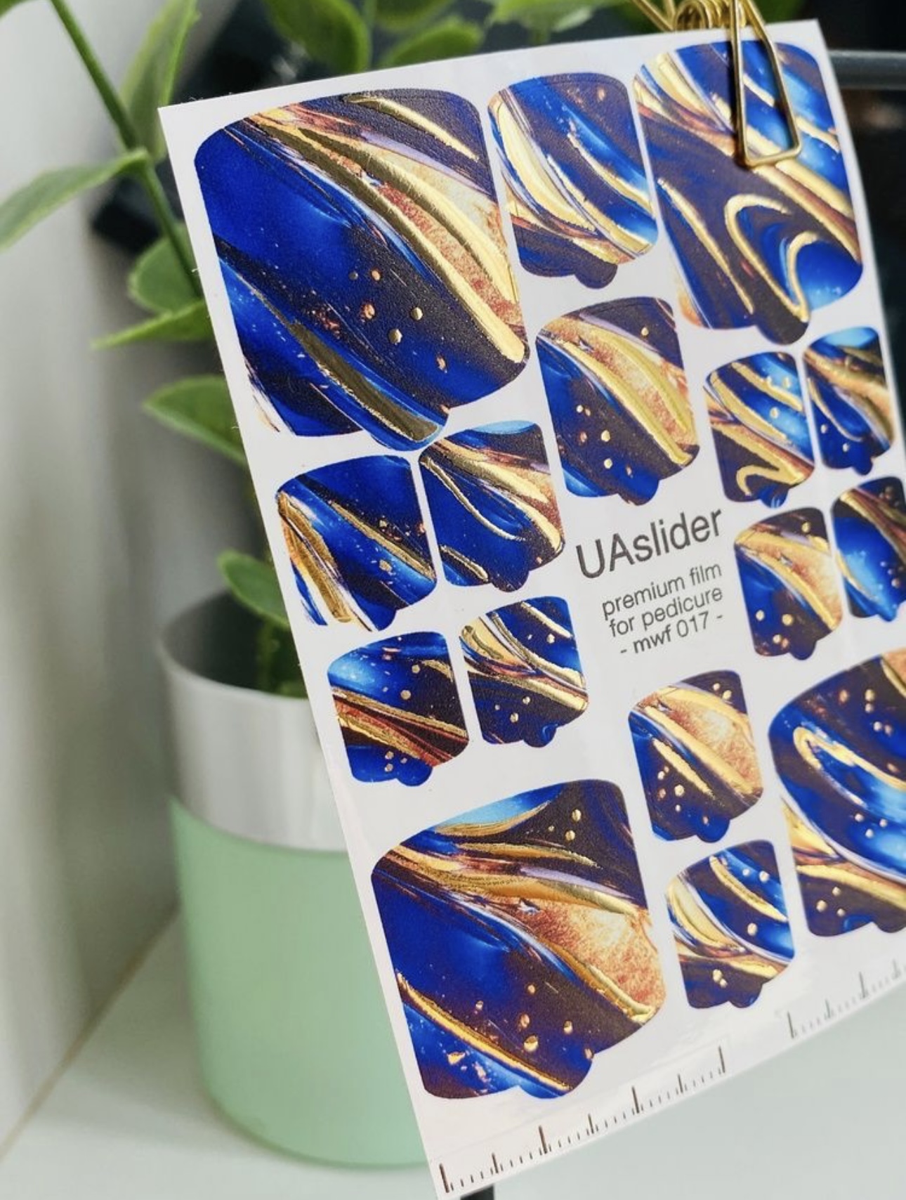 Pedikiūro plėvelė mwf 017 | Sodrios mėlynos spalvos marmuras su aukso akcentais