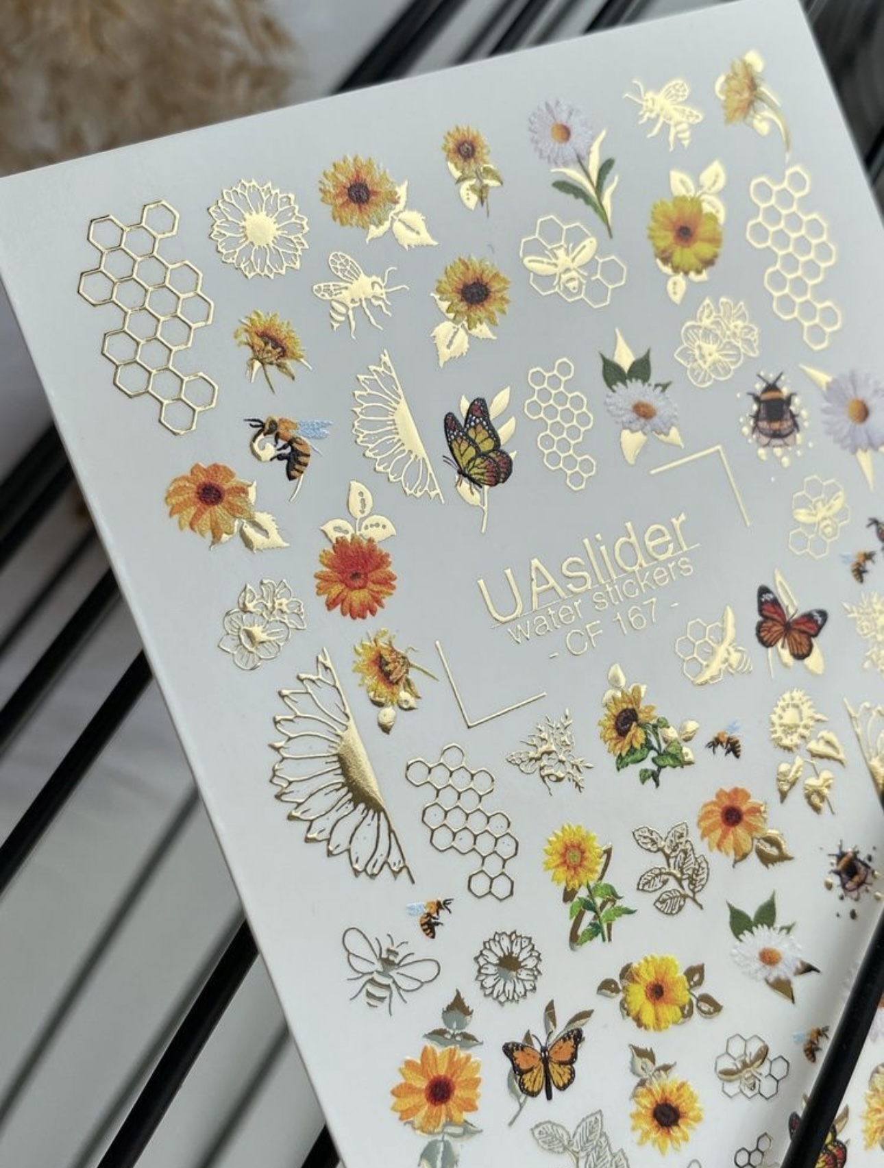 Nagų plėvelės dizainui su gėlėmis ir bitėmis