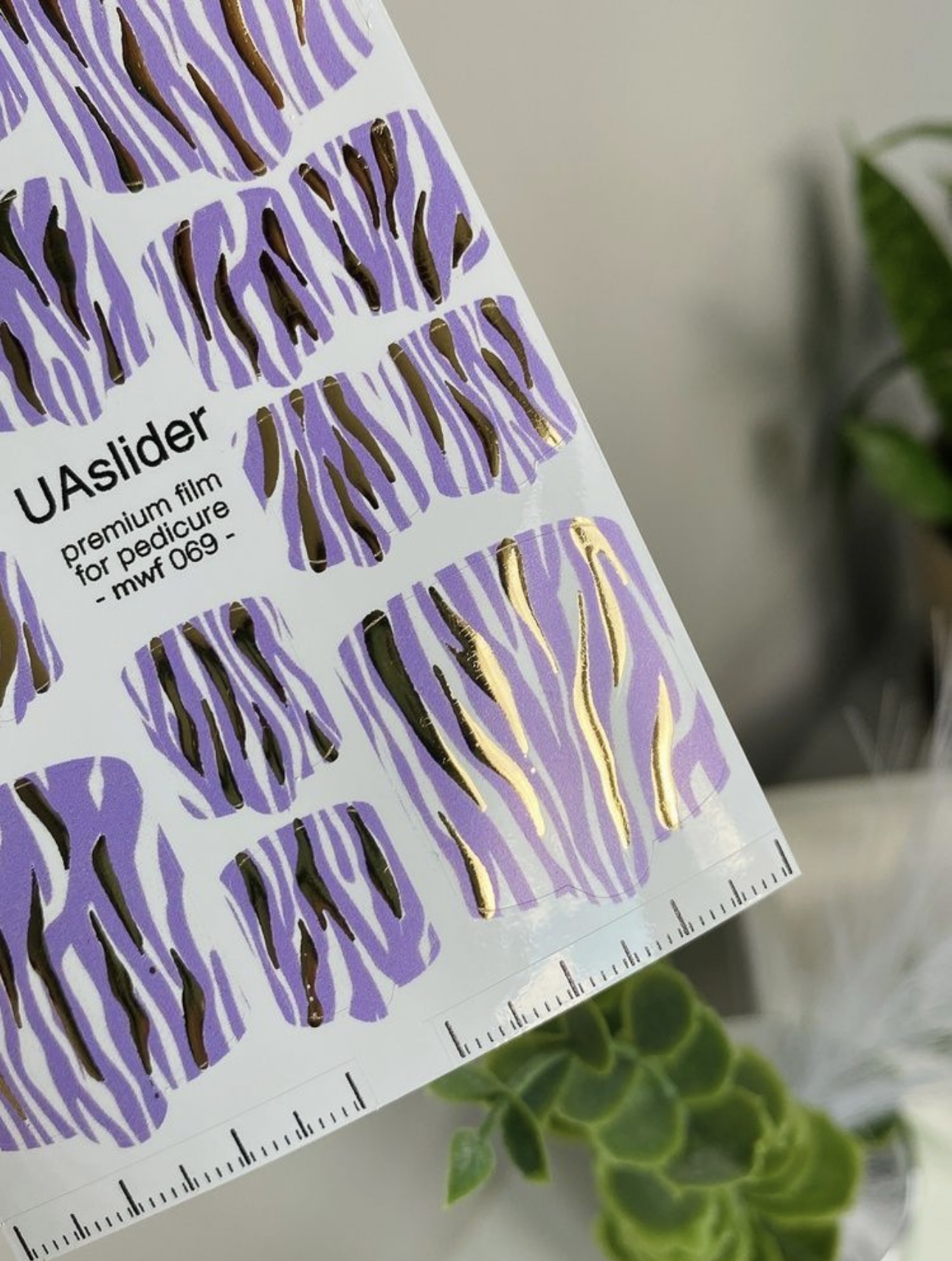 Pedikiūro plėvelė mwf 069 | Levandų zebro raštas su aukso folijos akcentais
