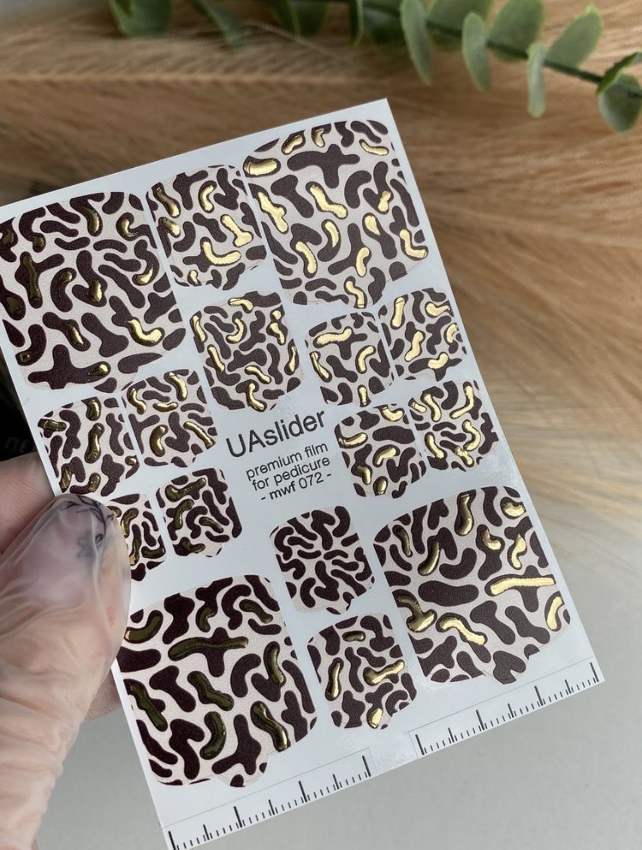 Pedikiūro plėvelė mwf 072 | Rudas abstraktus raštas su aukso folijos akcentais