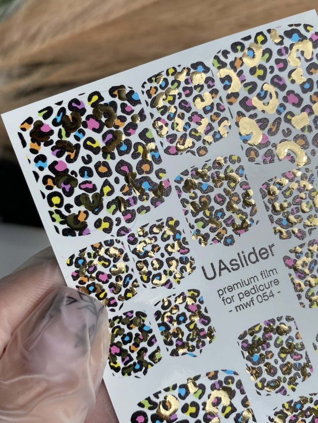 Pedikiūro plėvelė mwf 054 | Spalvingas leopardo raštas su aukso folijos akcentais